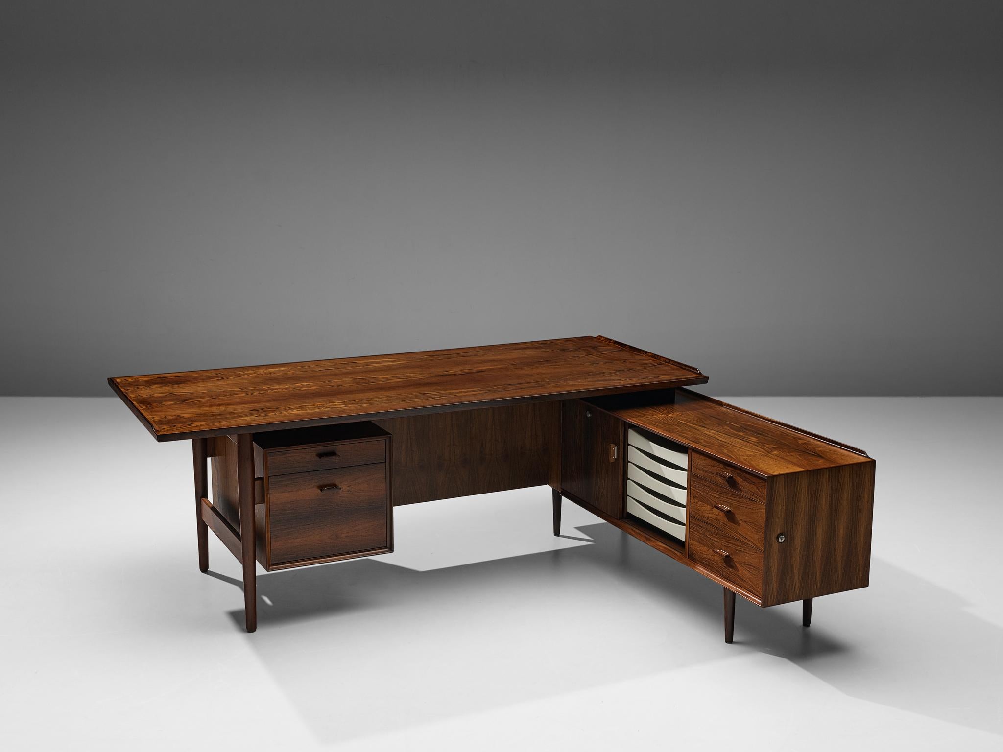 Arne Vodder for Sibast, corner desk, rosewood, Denmark, 1950s

Danish designer Arne Vodder created this functional, free-standing corner desk for Sibast. Rosewood with its beautiful natural grain gives this pieces a luxurious look. The desk with