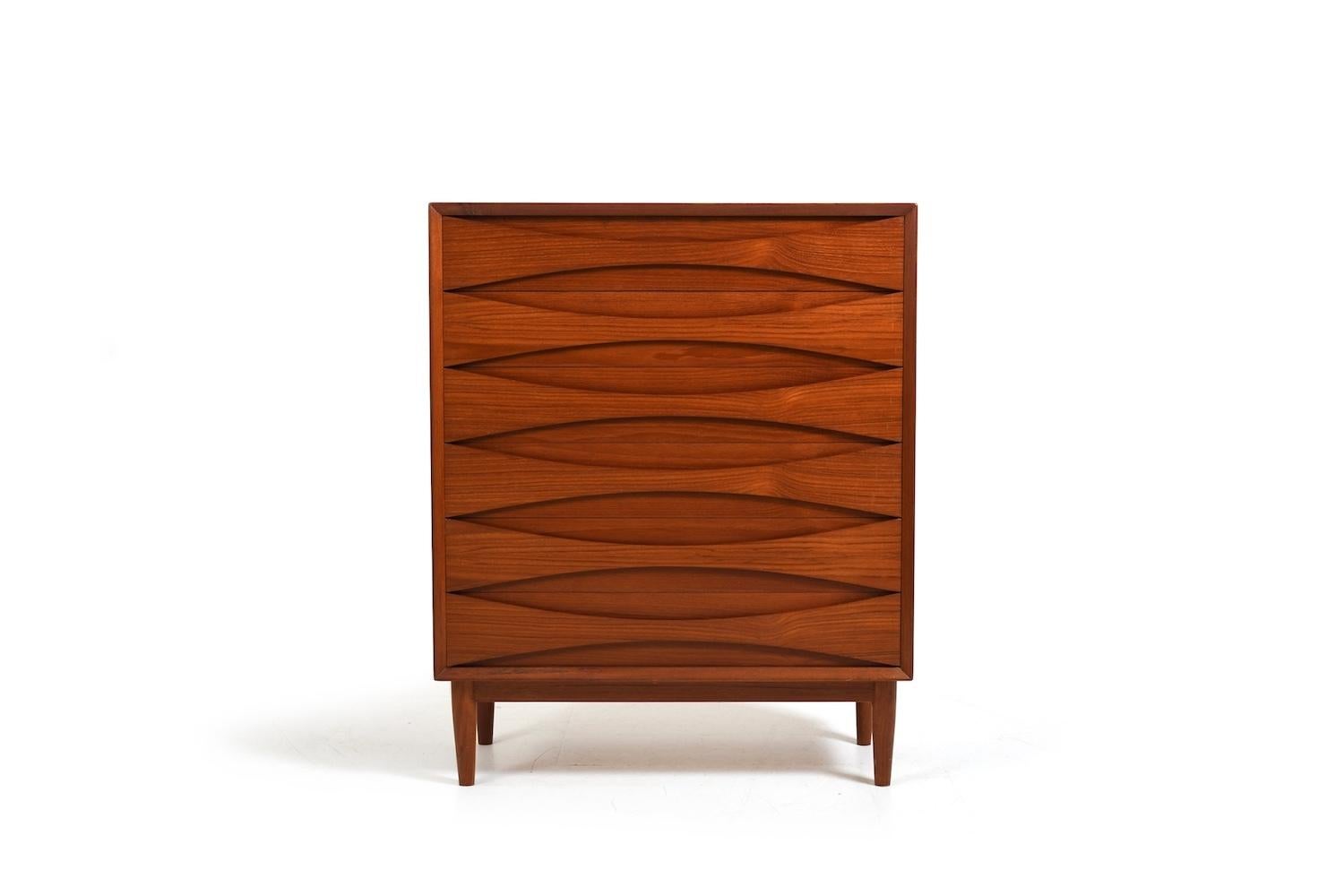 Commode en teck, dessinée par Arne Vodder pour Sibast Furniture Denmark. Façade avec 6 tiroirs et poignées convexes. Danemark années 1960.