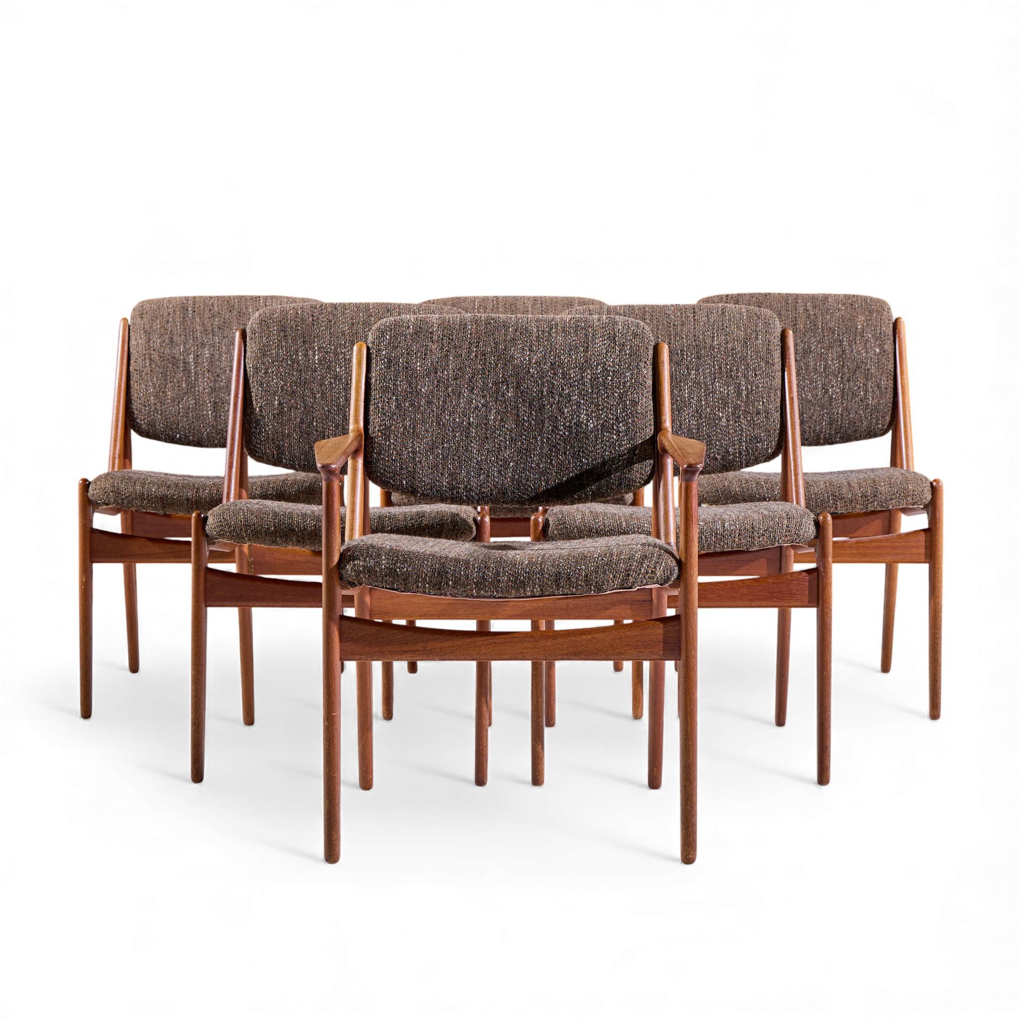 Arne Vodder für Sibast Elle und Ella Mid Century Danish Teak Esszimmerstühle - 6er Set

Jeder armlose Stuhl misst: 19,5 breit x 21 tief x 31,5 hoch, mit einer Sitzhöhe von 17,75 Zoll
Jeder Kapitänsstuhl misst: 23,5 breit x 21,5 tief x 31 hoch, mit