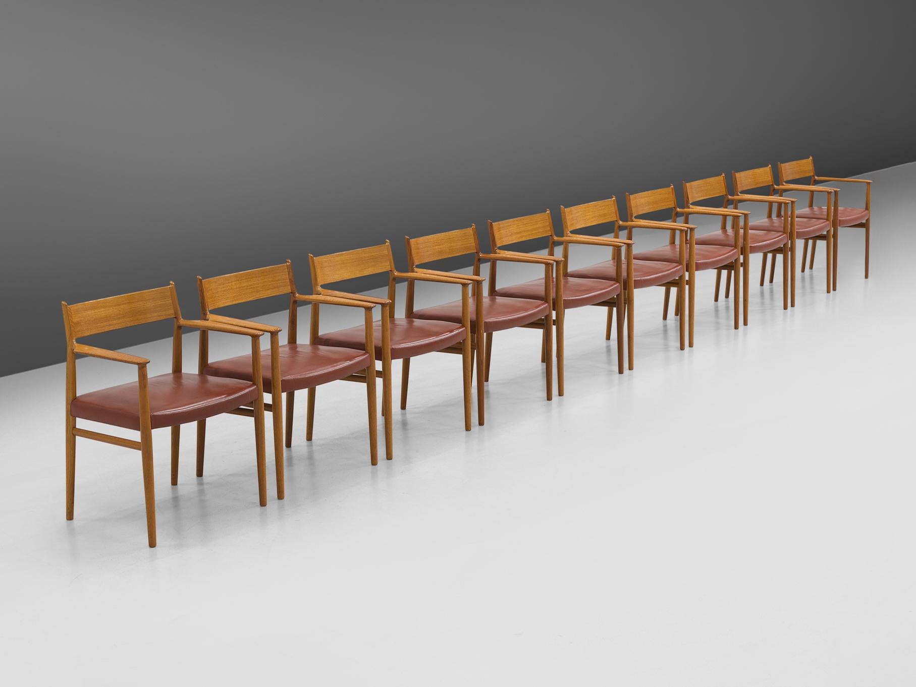 Arne Vodder for Sibast Møbler, set of ten dining room chairs model 418, teak, leather, Denmark, 1960s

These well-executed set of armchairs by Arne Vodder show beautiful lines in every wooden element. The construction of the chair is based on a