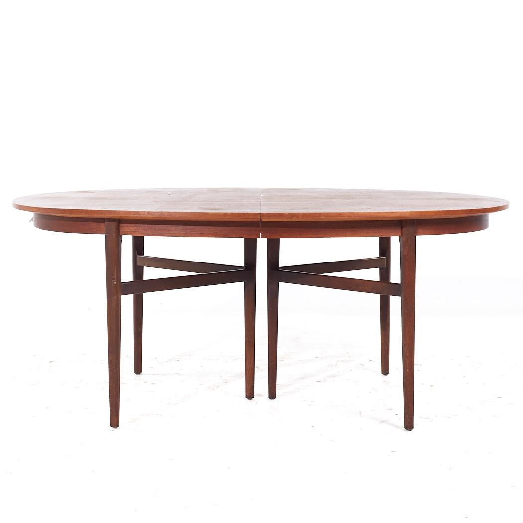 Arne Vodder for Sibast Table de salle à manger extensible en teck danois du milieu du siècle avec 2 abattants

Cette table mesure : 72 large x 45 profond x 29 pouces de haut, avec un dégagement pour les chaises de 27,75 pouces, chaque feuille mesure