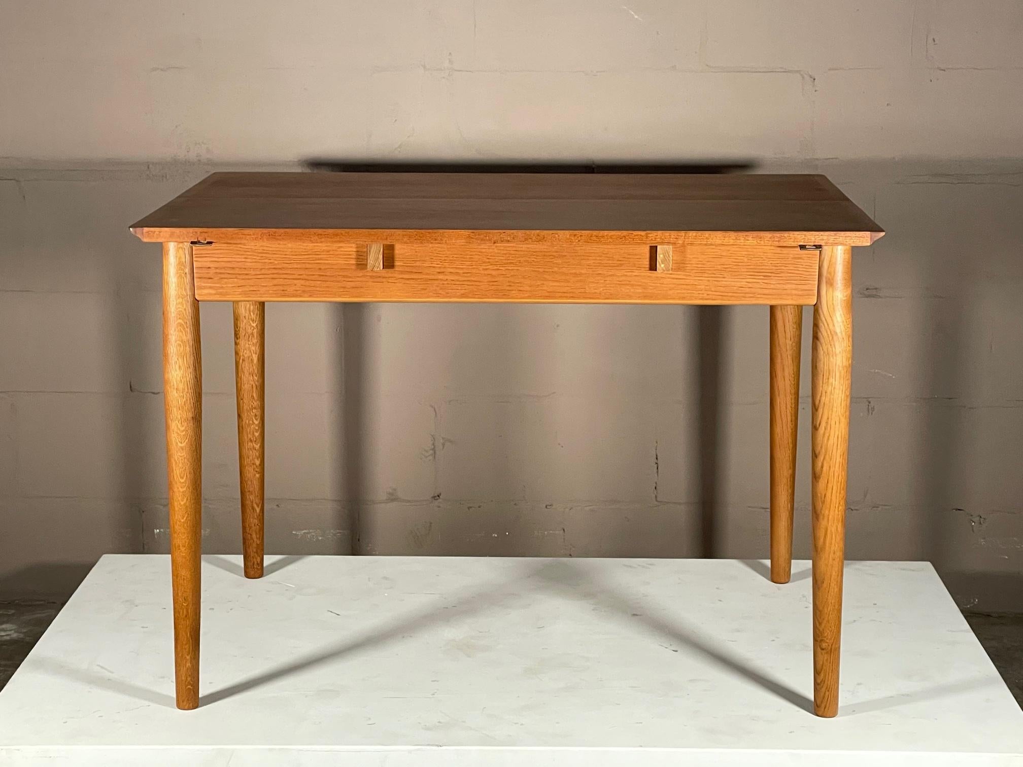 Fantastic early production Arne Vodder dining table, manufactured by SIbast, Denmark and distributed by George Tanier. Elegant and simple table, with two drop down leaves and two extension leaves allowing for a total length of 113.5