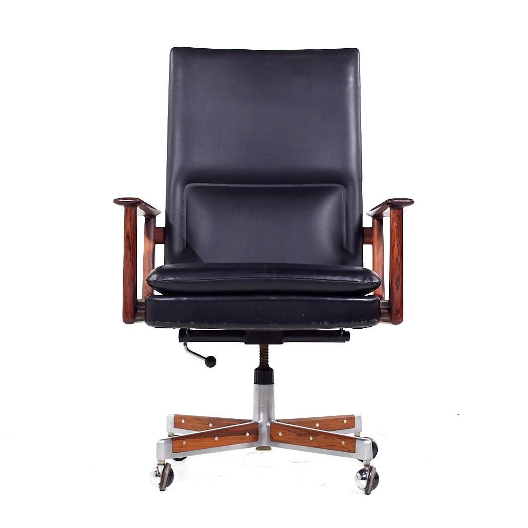 Arne Vodder for Sibast Mid Century Danish Rosewood Executive Desk Chair

This chair measures: 28 wide x 22 deep x 42 inches high, with a seat height of 20.75 and arm height/chair clearance of 26.5 inches

All pieces of furniture can be had in what