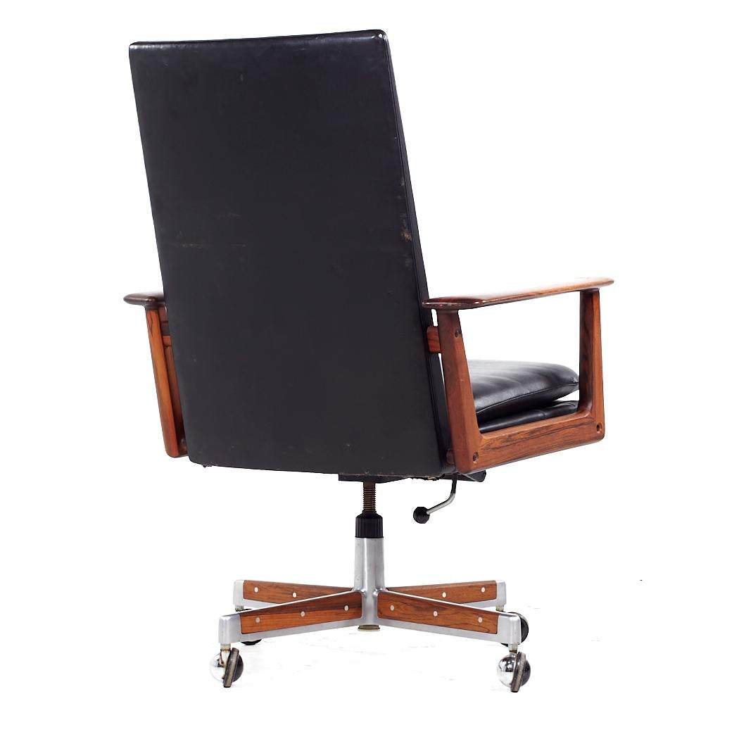 Arne Vodder for Sibast Mid Century Danish Rosewood Executive Desk Chair In Good Condition In Countryside, IL