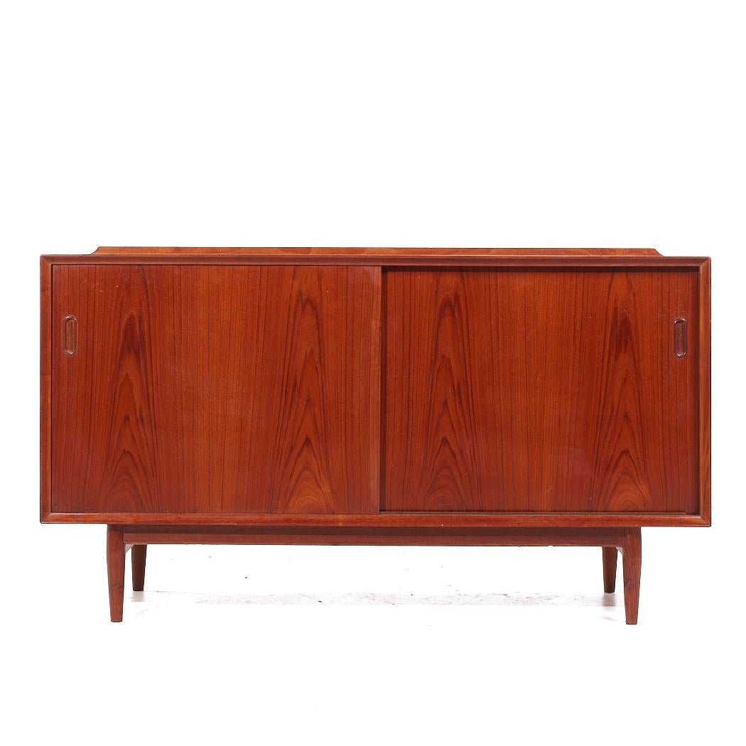 Arne Vodder per Sibast Credenza danese di metà secolo in teak

Questa credenza misura: 54 larghezza x 19,5 profondità x 30 pollici di altezza

Tutti i mobili possono essere acquistati in quello che noi chiamiamo stato vintage restaurato. Ciò