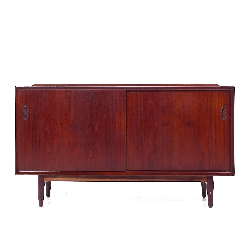Arne Vodder per Sibast Credenza danese di metà secolo in teak

Questa credenza misura: 54 larghezza x 19,5 profondità x 30 pollici di altezza

Tutti i mobili possono essere acquistati in quello che noi chiamiamo stato vintage restaurato. Ciò