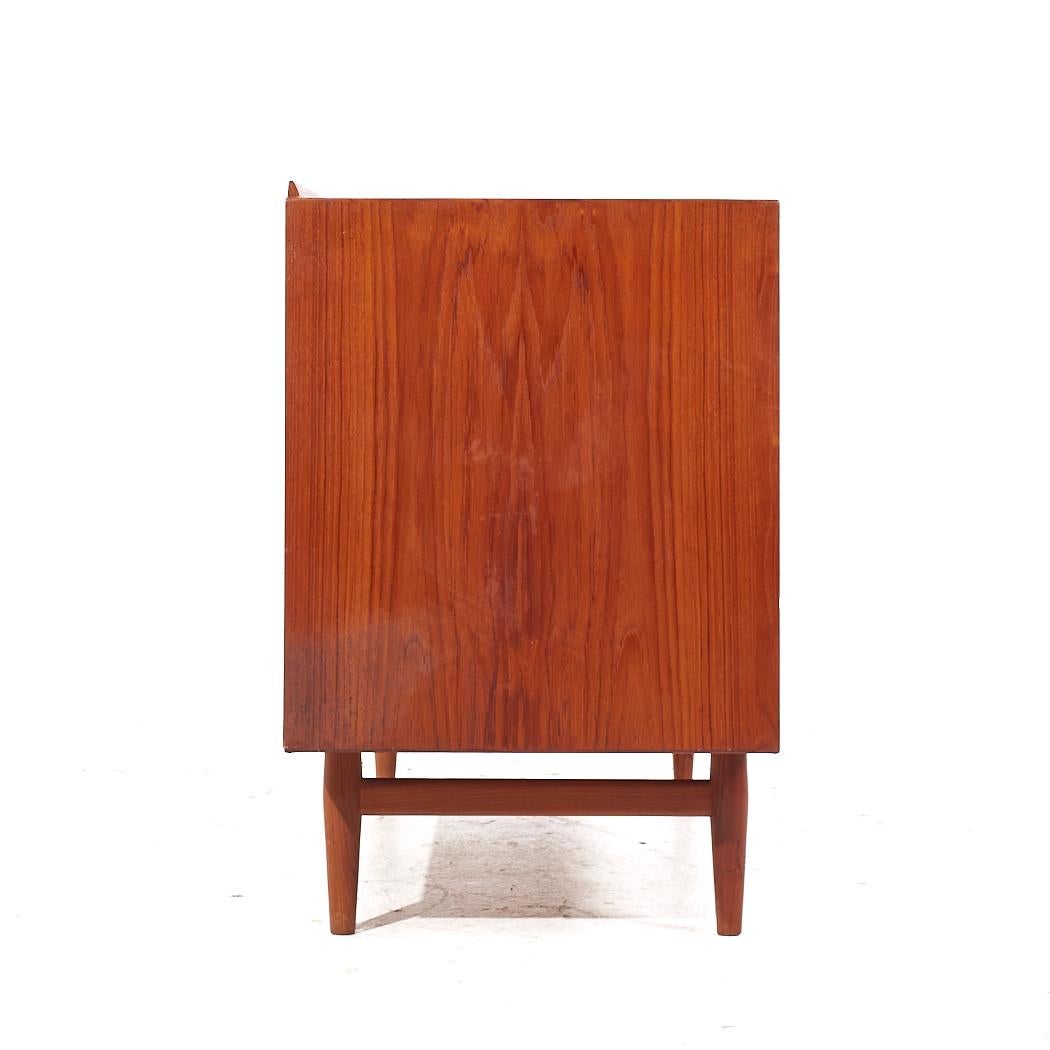 Arne Vodder per Sibast Credenza danese di metà secolo in teak In condizioni buone in vendita a Countryside, IL