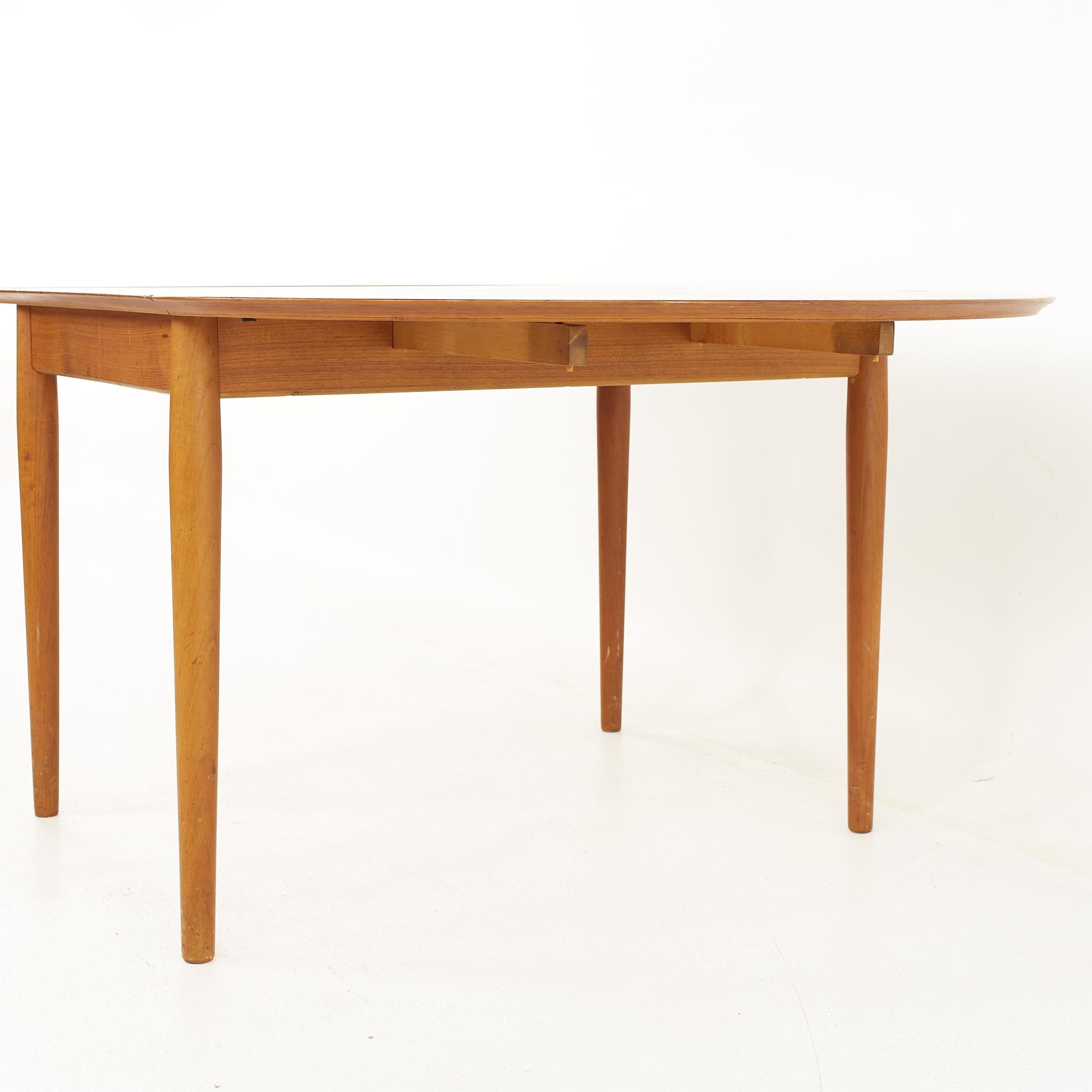 Arne Vodder for Sibast Mid Century Danish Teak Drop Leaf Expanding Dining Table For Sale 12