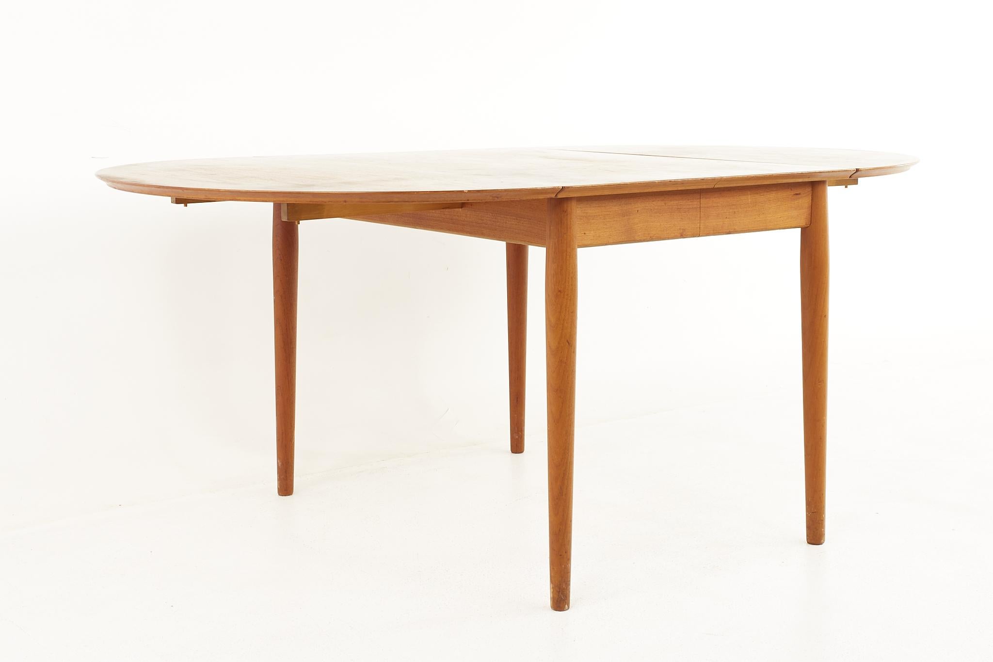 Arne Vodder for Sibast Mid Century Danish Teak Drop Leaf Expanding Dining Table In Good Condition For Sale In Countryside, IL