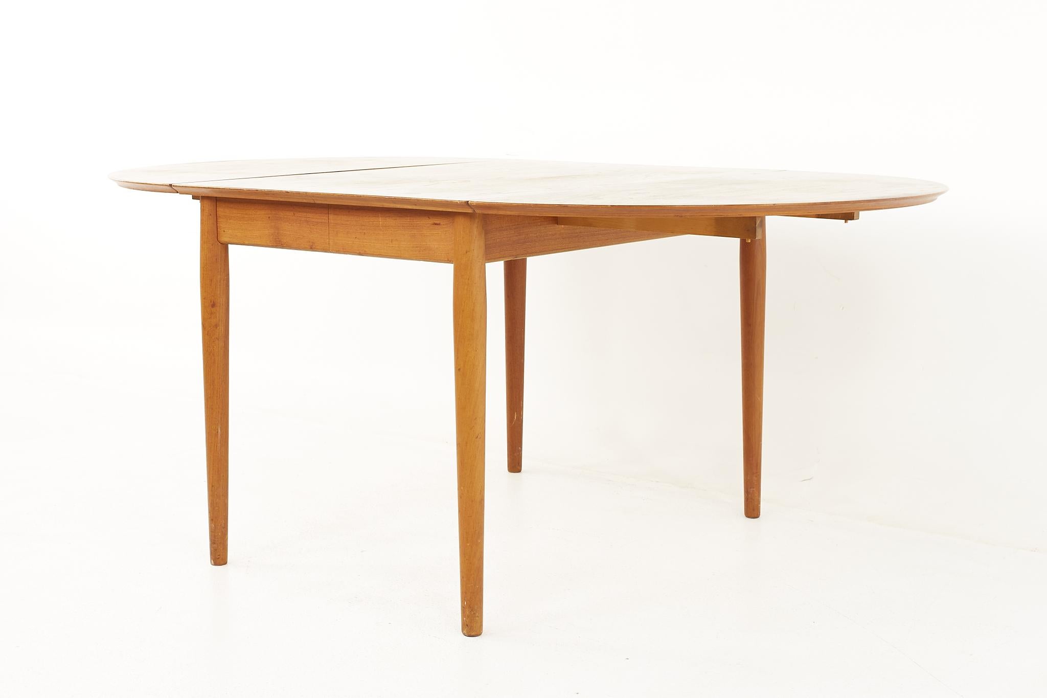 Arne Vodder for Sibast Mid Century Danish Teak Drop Leaf Expanding Dining Table For Sale 1