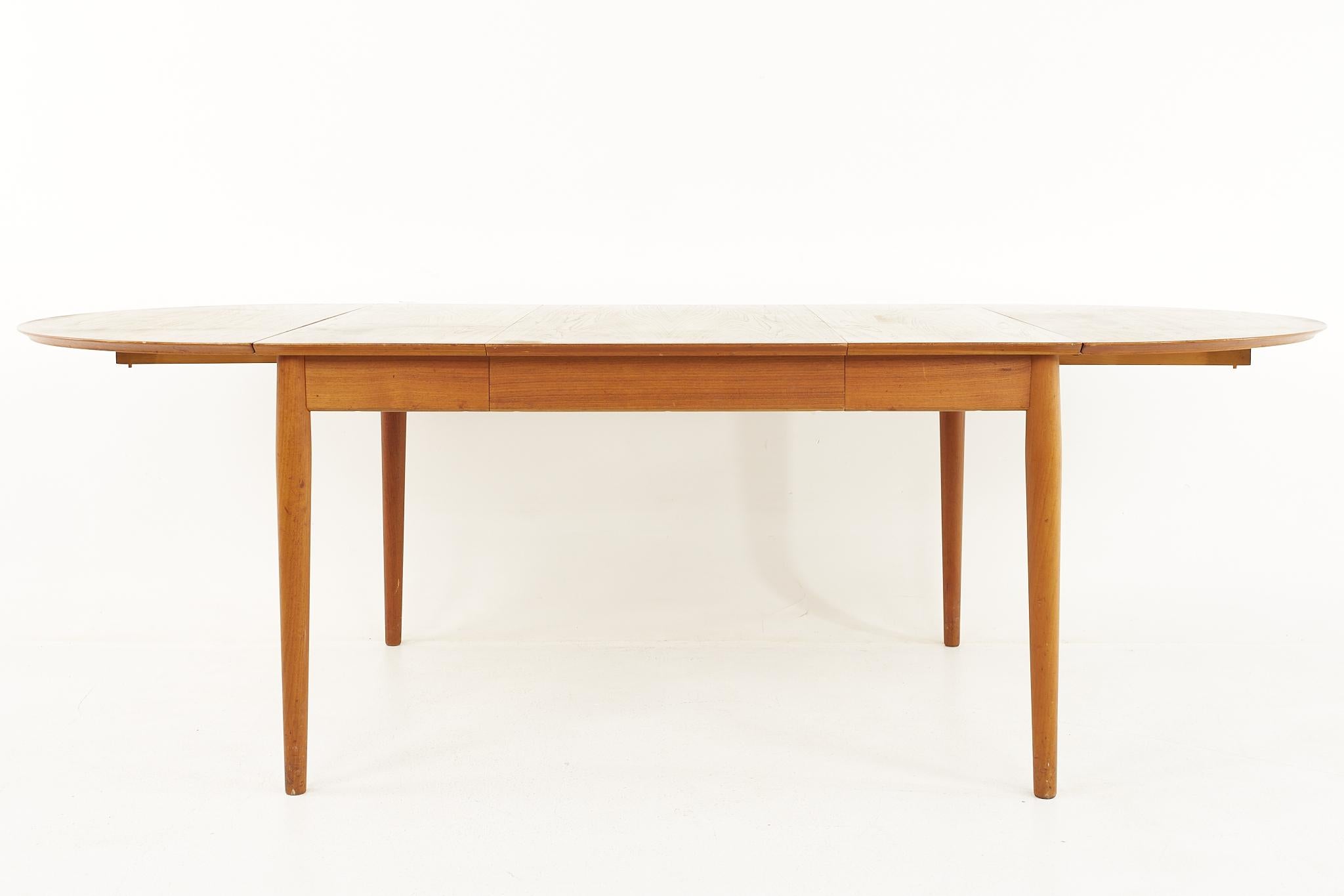 Arne Vodder for Sibast Mid Century Danish Teak Drop Leaf Expanding Dining Table For Sale 4