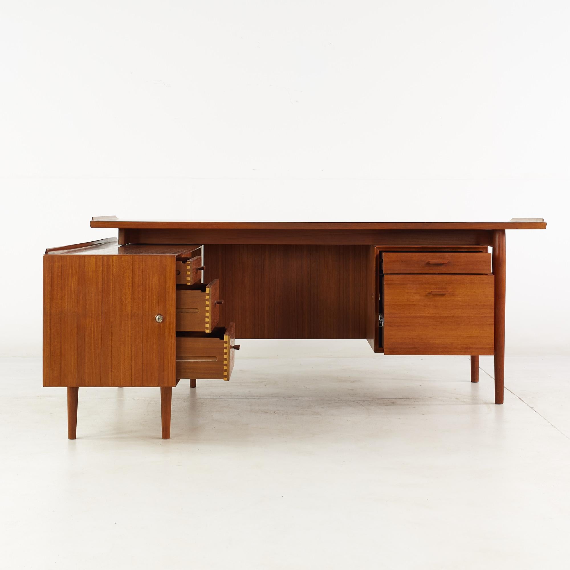 Arne Vodder for Sibast Mid Century Danish Teak L Shaped Executive Desk 8