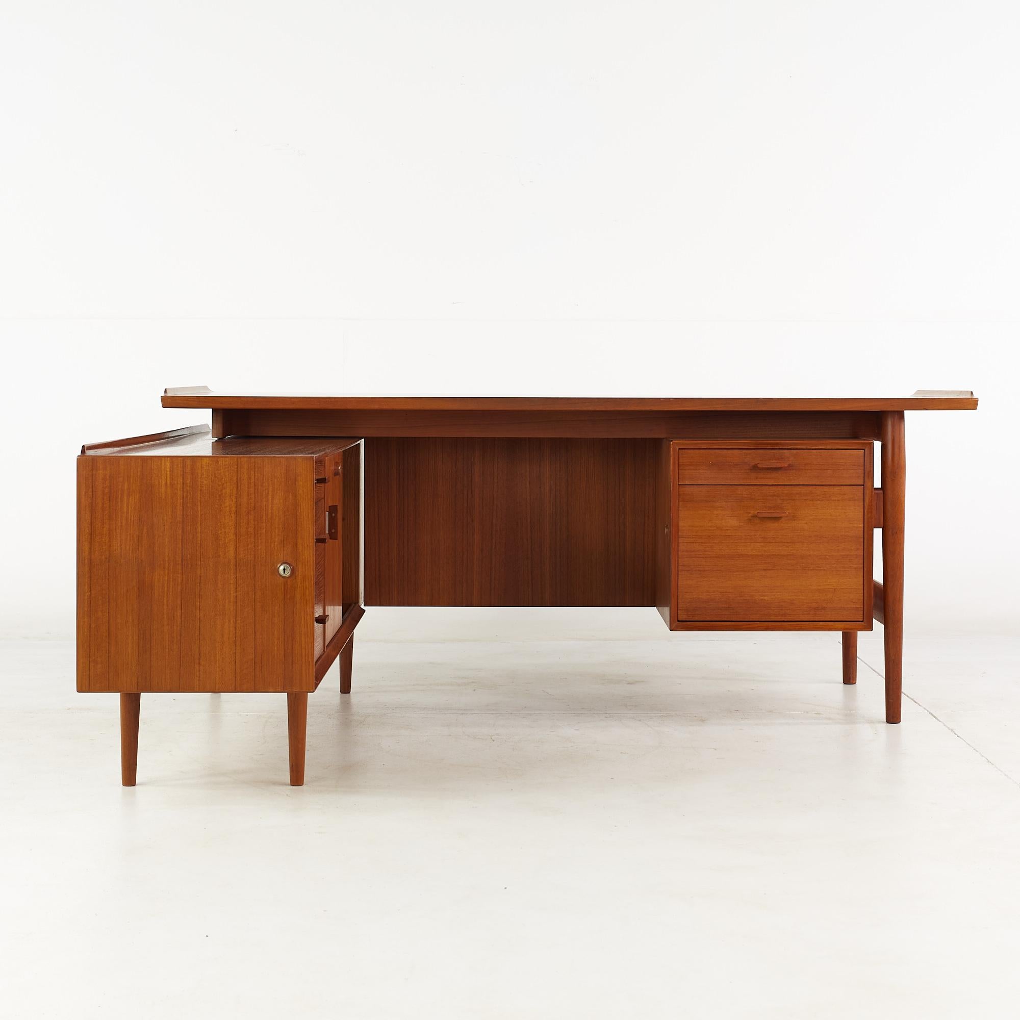 Arne Vodder for Sibast Mid Century Danish teak l shaped executive desk

This desk measures: 70.5 wide x 31 deep x 29 high, with a chair clearance of 27 inches
The return measures: 65 wide x 16.75 deep x 25 inches high

All pieces of furniture
