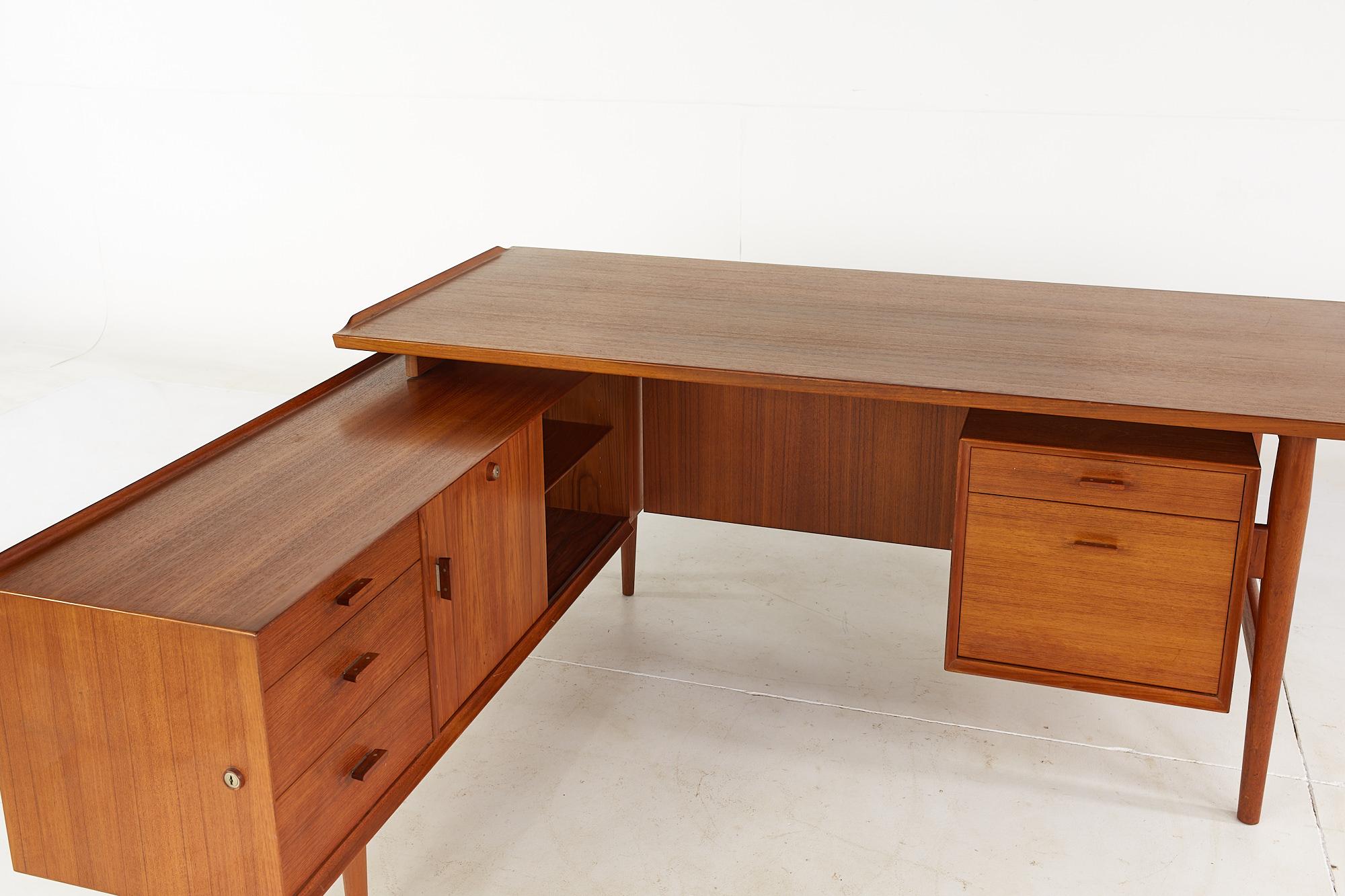 Arne Vodder for Sibast Mid Century Danish Teak L Shaped Executive Desk In Good Condition In Countryside, IL
