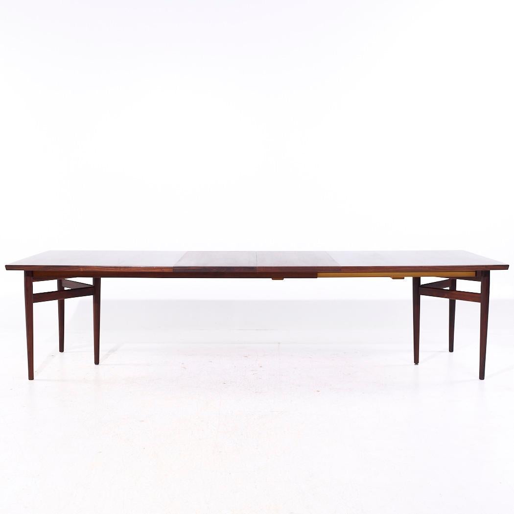 Arne Vodder for Sibast Model 201 Table de salle à manger à rallonge en palissandre du milieu du siècle avec 2 abattants

Cette table mesure : 78.75 large x 41 profond x 28.25 pouces de haut, avec un dégagement de 27 pouces pour les chaises, chaque