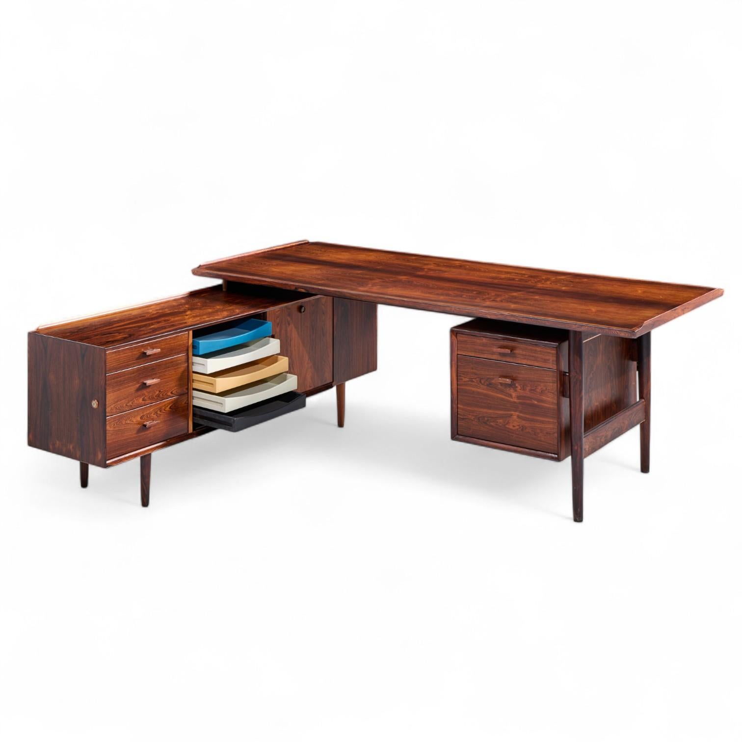 Arne Vodder pour Sibast Modèle 209 Bureau en palissandre du milieu du siècle avec retour

Ce bureau mesure : 80 de large x 71 de profond x 28,25 de haut, avec un dégagement pour la chaise de 27,25 pouces.

Tous les meubles peuvent être achetés dans