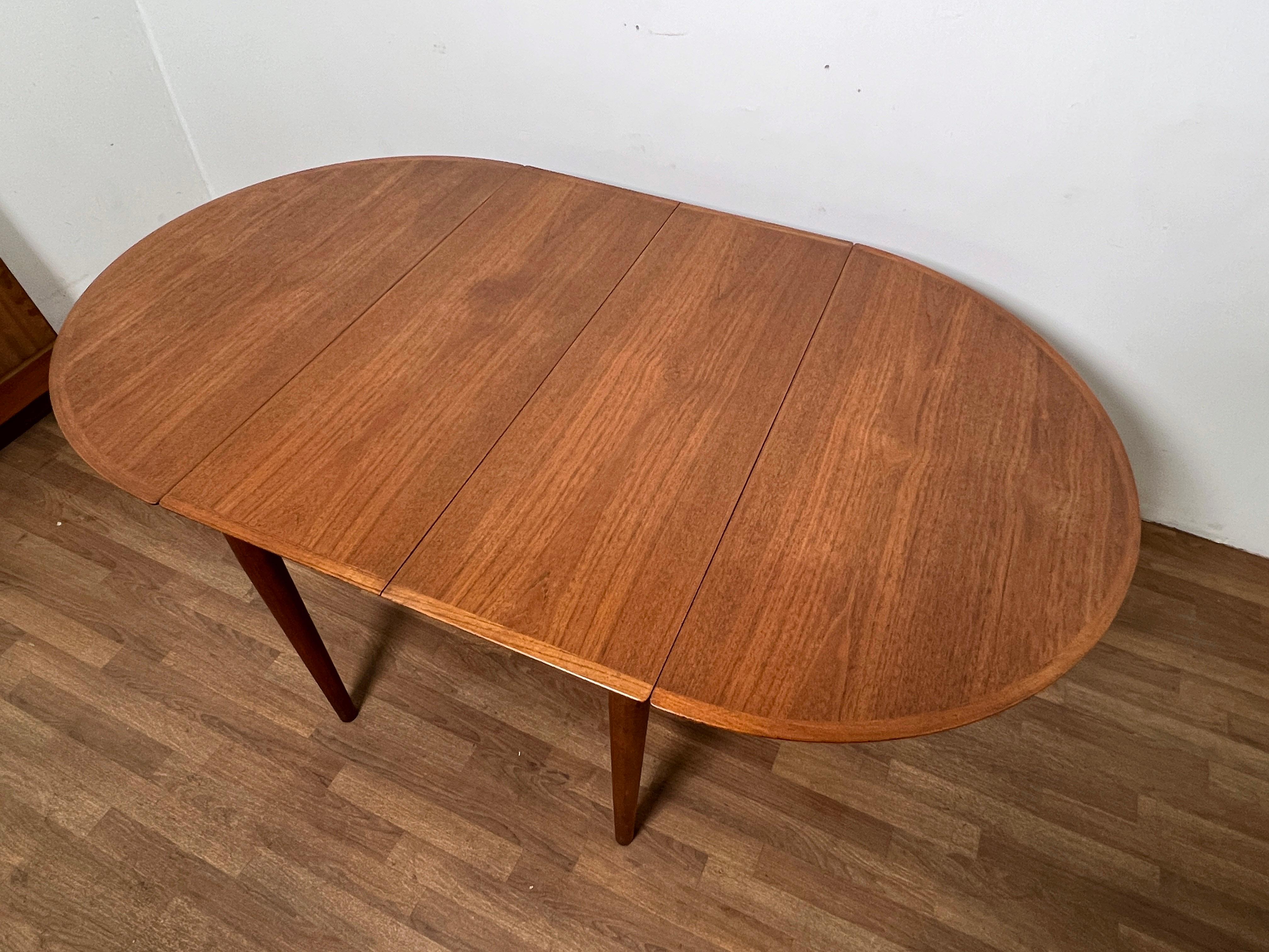 Arne Vodder for Sibast Model 227 Drop Leaf  Danish Teak Dining Table, Ca. 1960s In Good Condition For Sale In Peabody, MA
