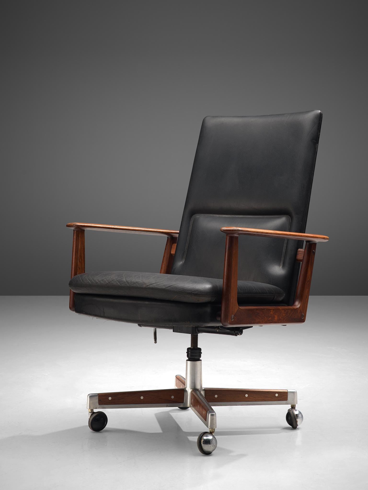 Arne Vodder für Sibast, Drehstuhl Modell 431, Palisanderholz und schwarzes Leder, Dänemark, 1960er Jahre.

Dieser Bürostuhl ist aus schwarzem Leder und Palisanderholz gefertigt und wurde vom dänischen Designer Arne Vodder entworfen. Der Stuhl ist