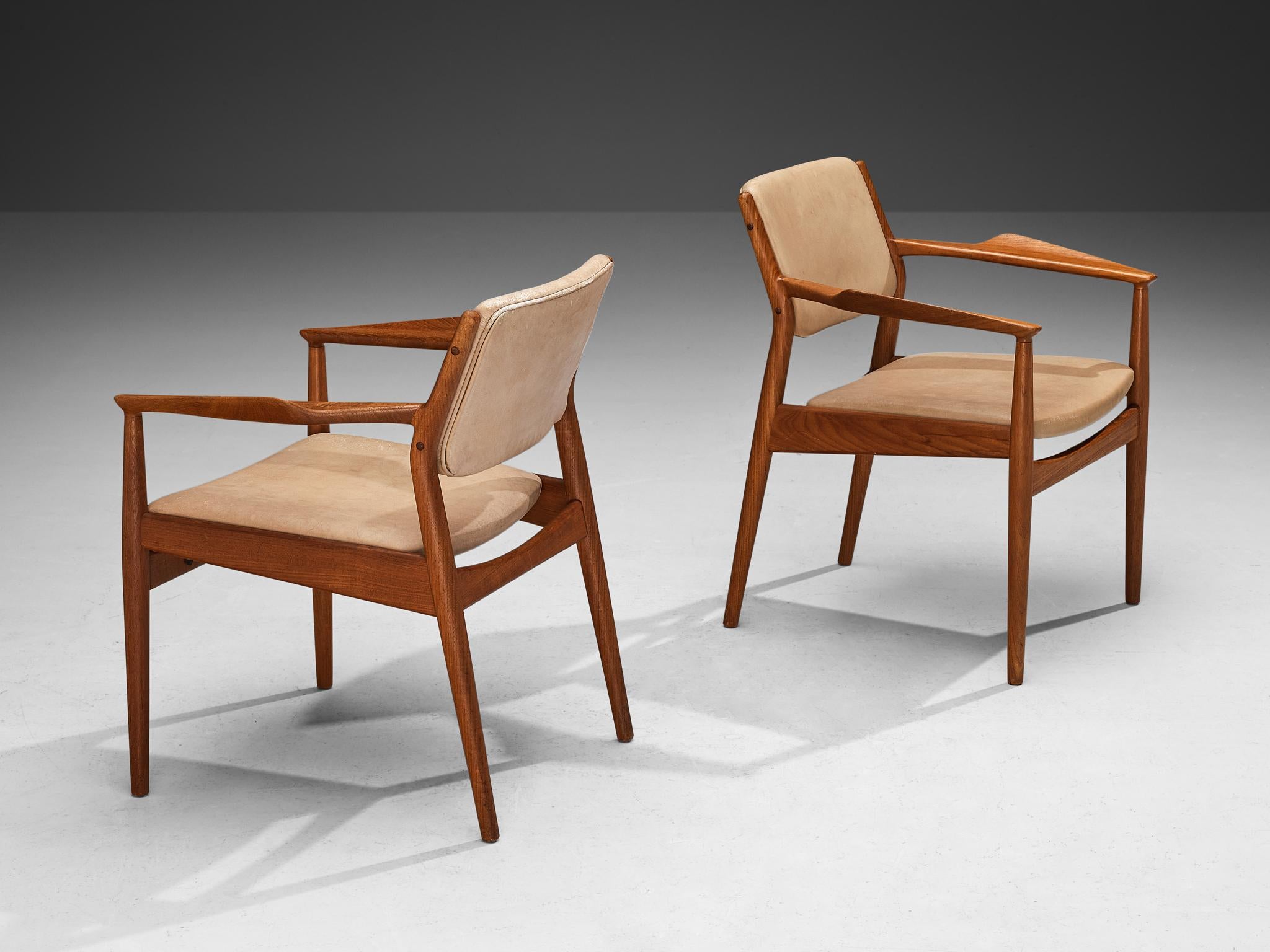 Arne Vodder for Sibast, pair of armchairs, Denmark, 1960s

A design by Arne Vodder dating back to the 1960s, crafted in Denmark. The chair embodies a simplistic and understated aesthetic, characterized by gentle curved lines and rounded details in