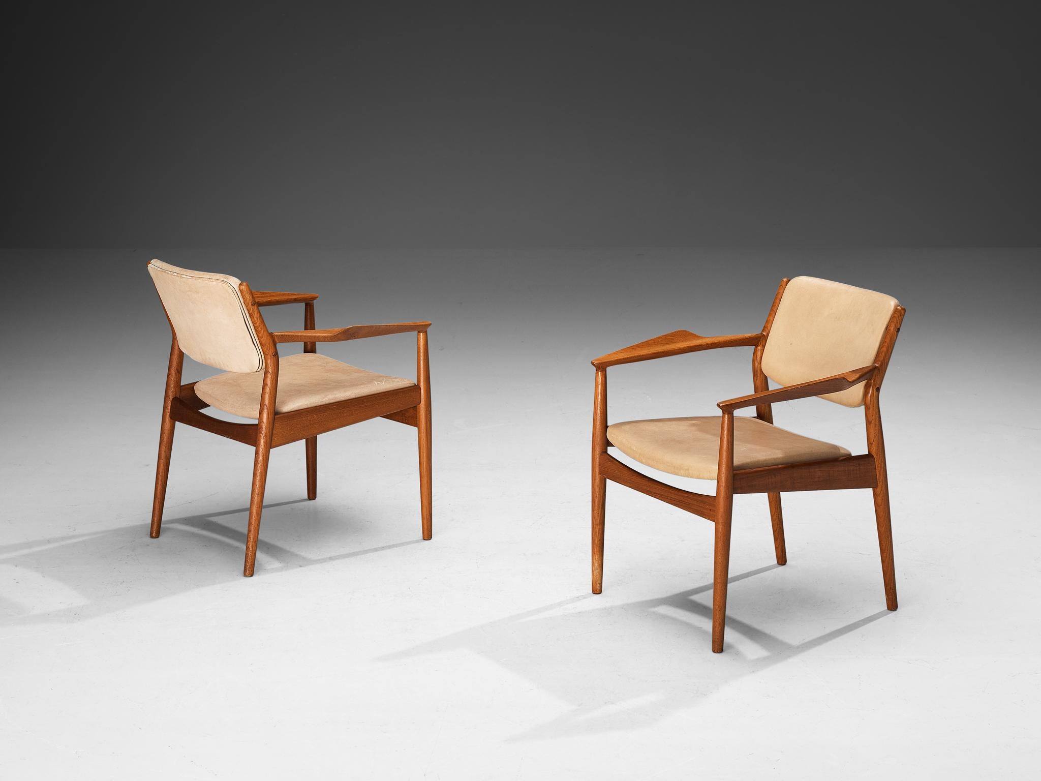 Arne Vodder for Sibast Pair of Armchairs in Teak and Beige Upholstery  For Sale 1