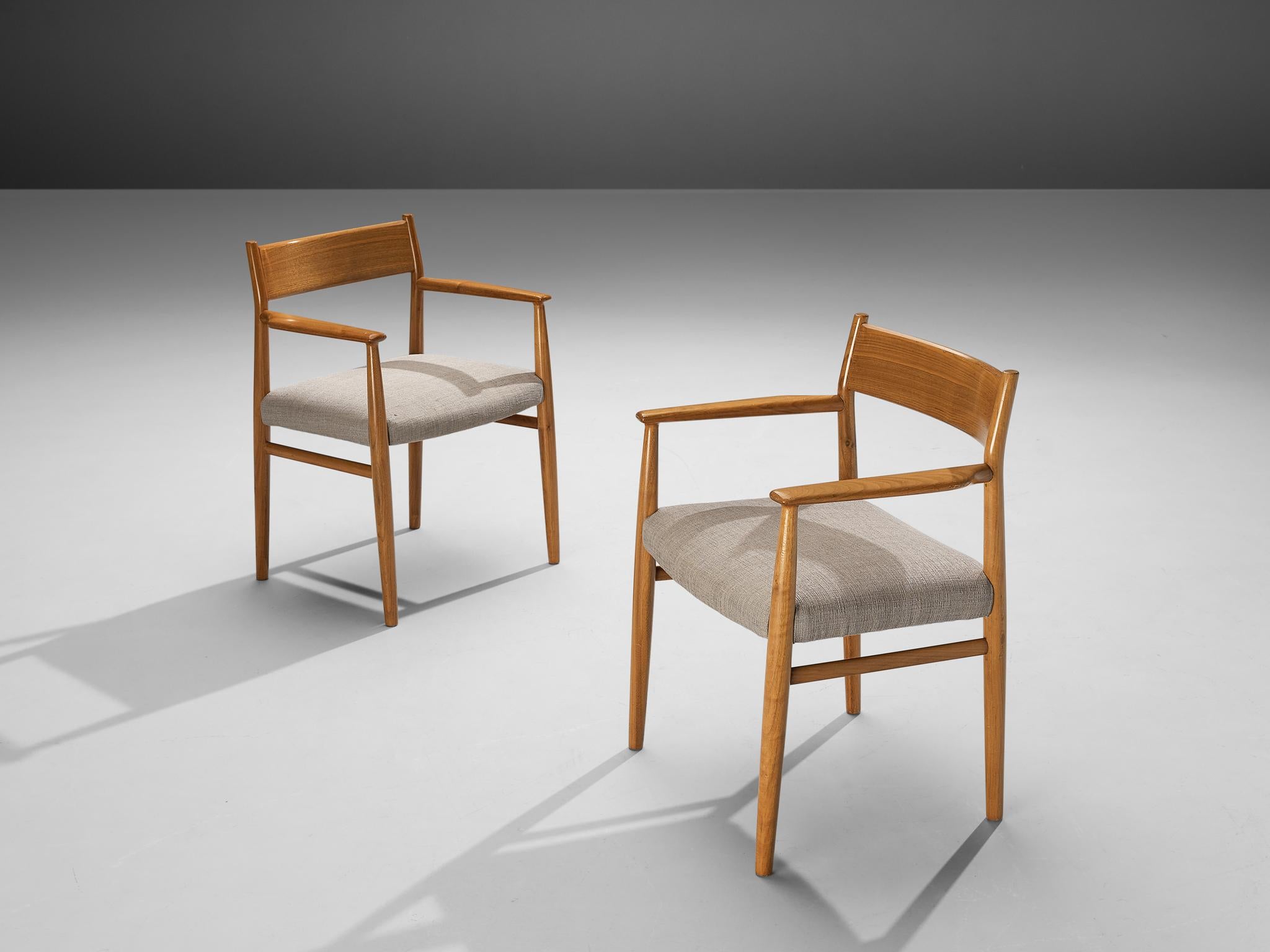 Arne Vodder for Sibast Møbler, pair of dining chairs model '418', walnut, fabric, Denmark, 1960s

This model has a characteristic, sculptural frame executed in warm walnut. The slightly tapered legs with round finishes create an overall sturdy