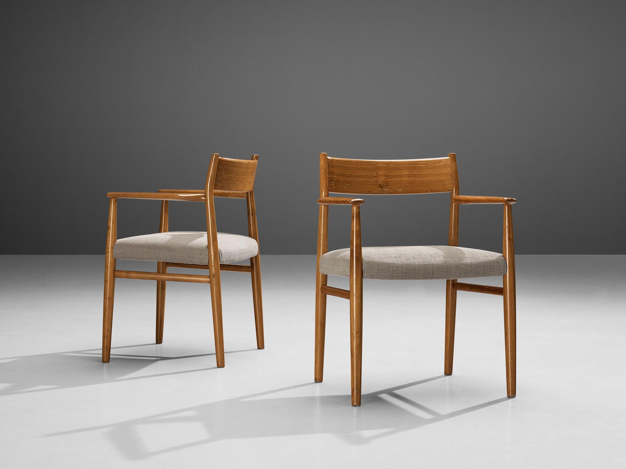 Arne Vodder for Sibast Møbler, pair of dining chairs model '418', walnut, fabric, Denmark, 1960s

This model has a characteristic, sculptural frame executed in warm walnut. The slightly tapered legs with round finishes create an overall sturdy