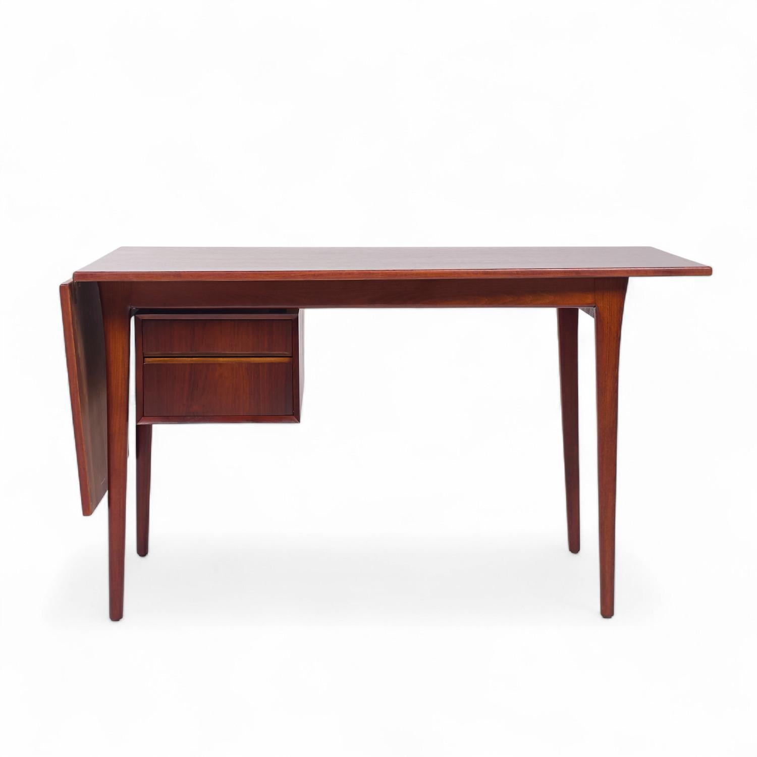 Arne Vodder pour Sibast Bureau à abattant en teck

Ce bureau à feuilles détachées mesure : 50 de large x 31,5 de profondeur (se rétrécissant à 26) x 28,5 pouces de hauteur, avec un dégagement pour la chaise de 27,75 pouces ; la feuille mesure 18,75