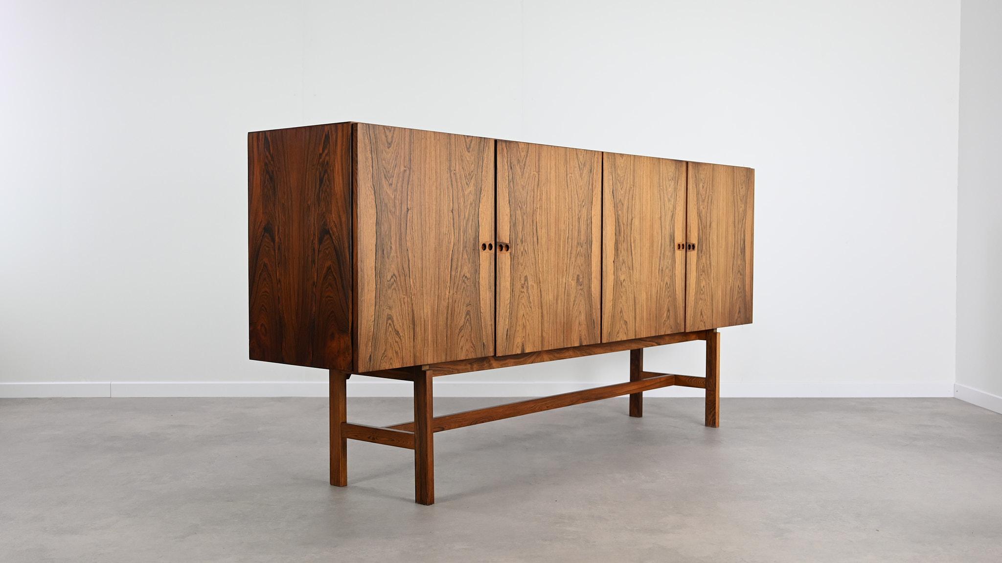 Arne Vodder, highboard for Sibast

Designed by Arne Vodder in the 60s and manufactured by Sibast, this elegant and minimalist highboard opens with four doors revealing adjustable shelves, a backlit mirrored section and five drawers.

Made with