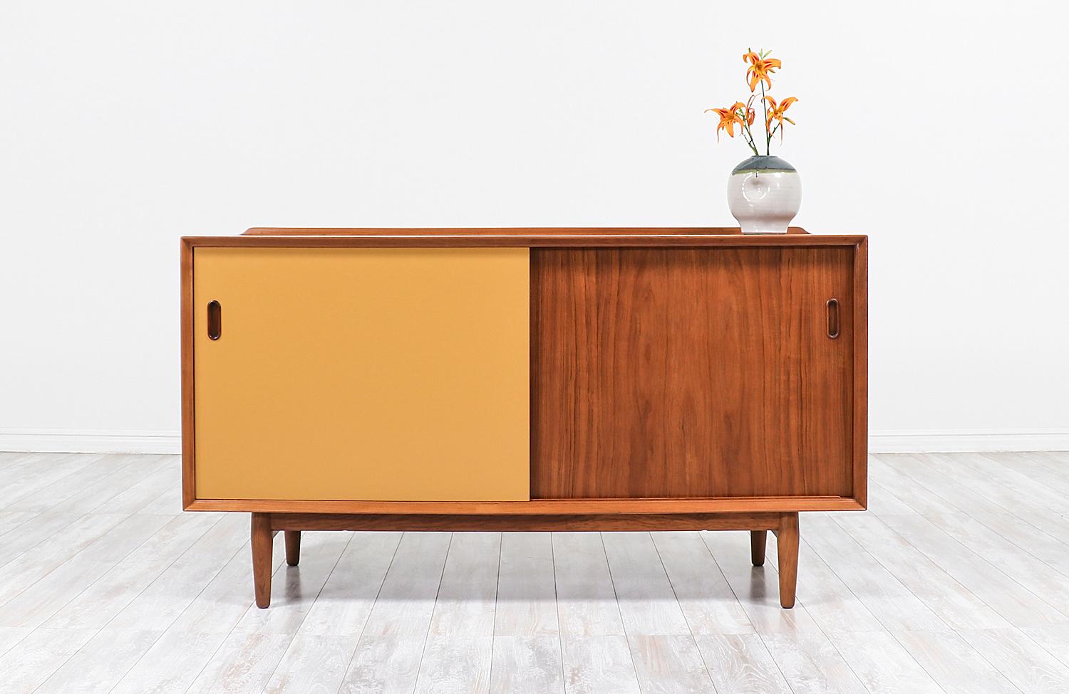 Arne Vodder Lacquered and Teak Credenza with Reversible Doors for Sibast Møbler In Excellent Condition In Los Angeles, CA