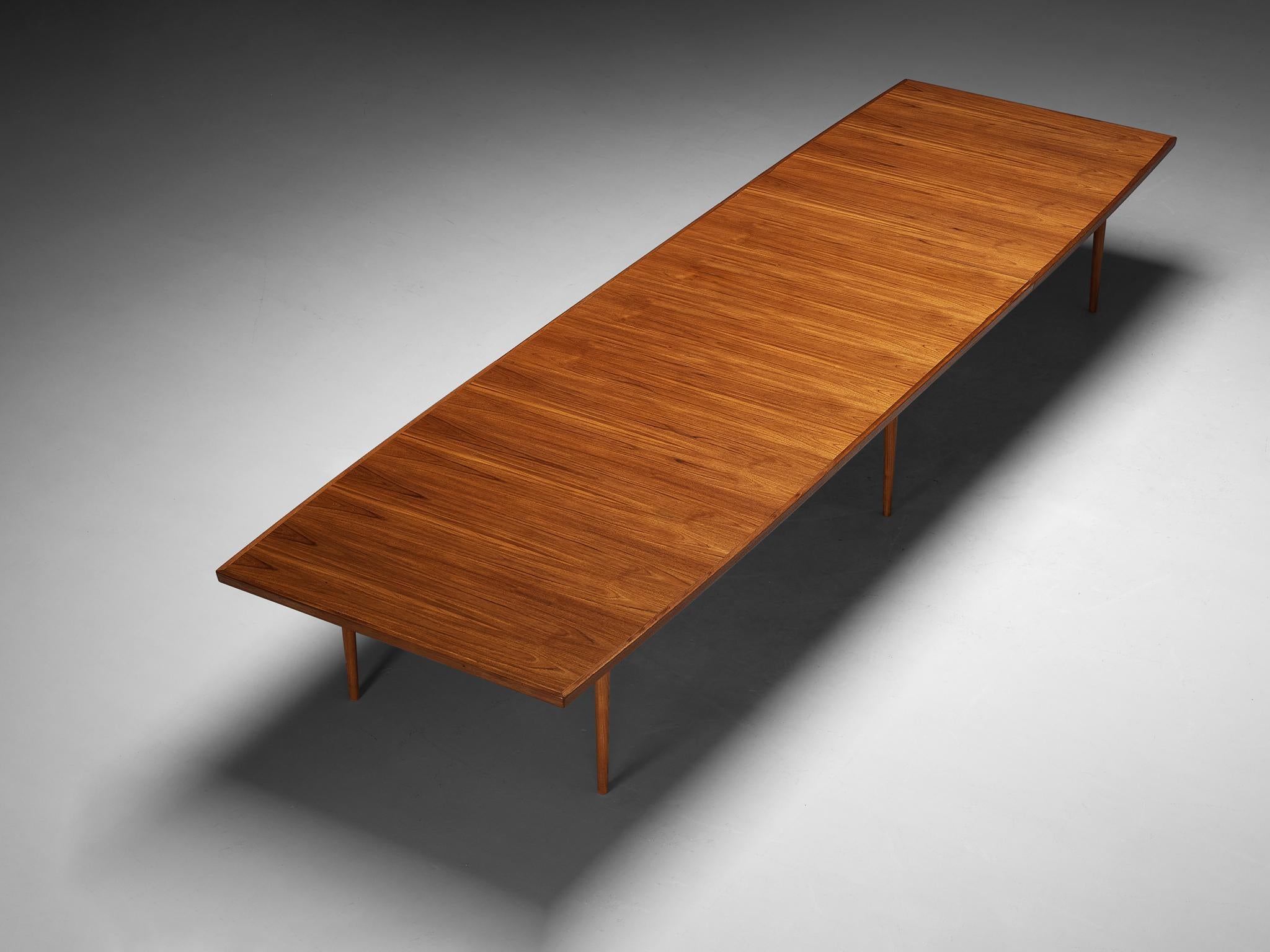 Arne Vodder for Sibast, conference table, teak, Denmark, 1960s

Elegant and simplistic sizable table by Arne Vodder for Sibast. This large conference table has an impressive size with its 16 ft in length. The table consists of a boat shaped top