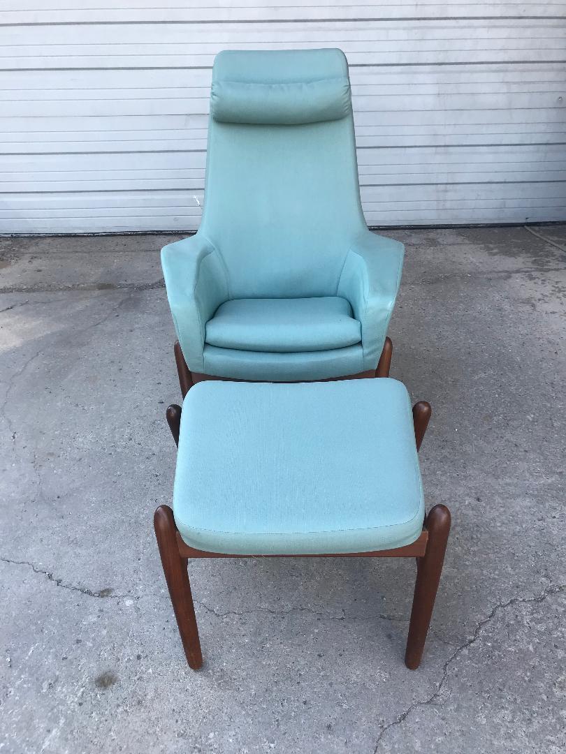 Seldom seen Scandinavian lounge chair and ottoman designed by Arne Vodder, stationary rocking lounge chair with mechanism that enables fixed position, also adjustable ottoman, Classic Danish design, superior quality and construction, reupholstered