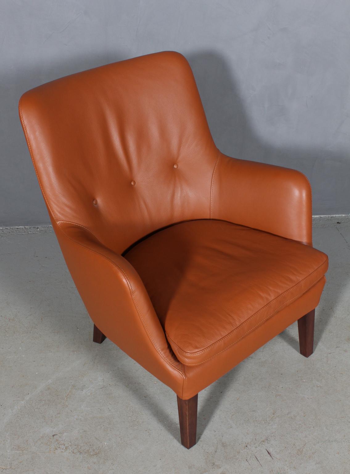 Arne Vodder lounge chair in original tan leather.

Legs of walnut. 

Model AV53, made by Nielaus.

Special order with same back as the model from Niels Vodder.