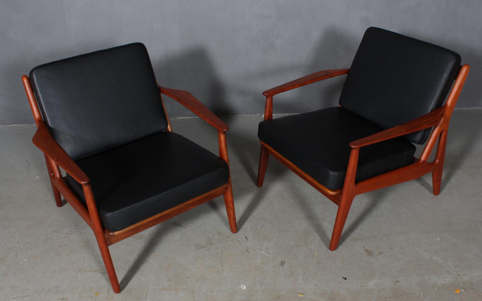 Arne Vodder lounge chairs in solid teak.

New upholstered cushions with black aniline leather.

Made by Vamo.