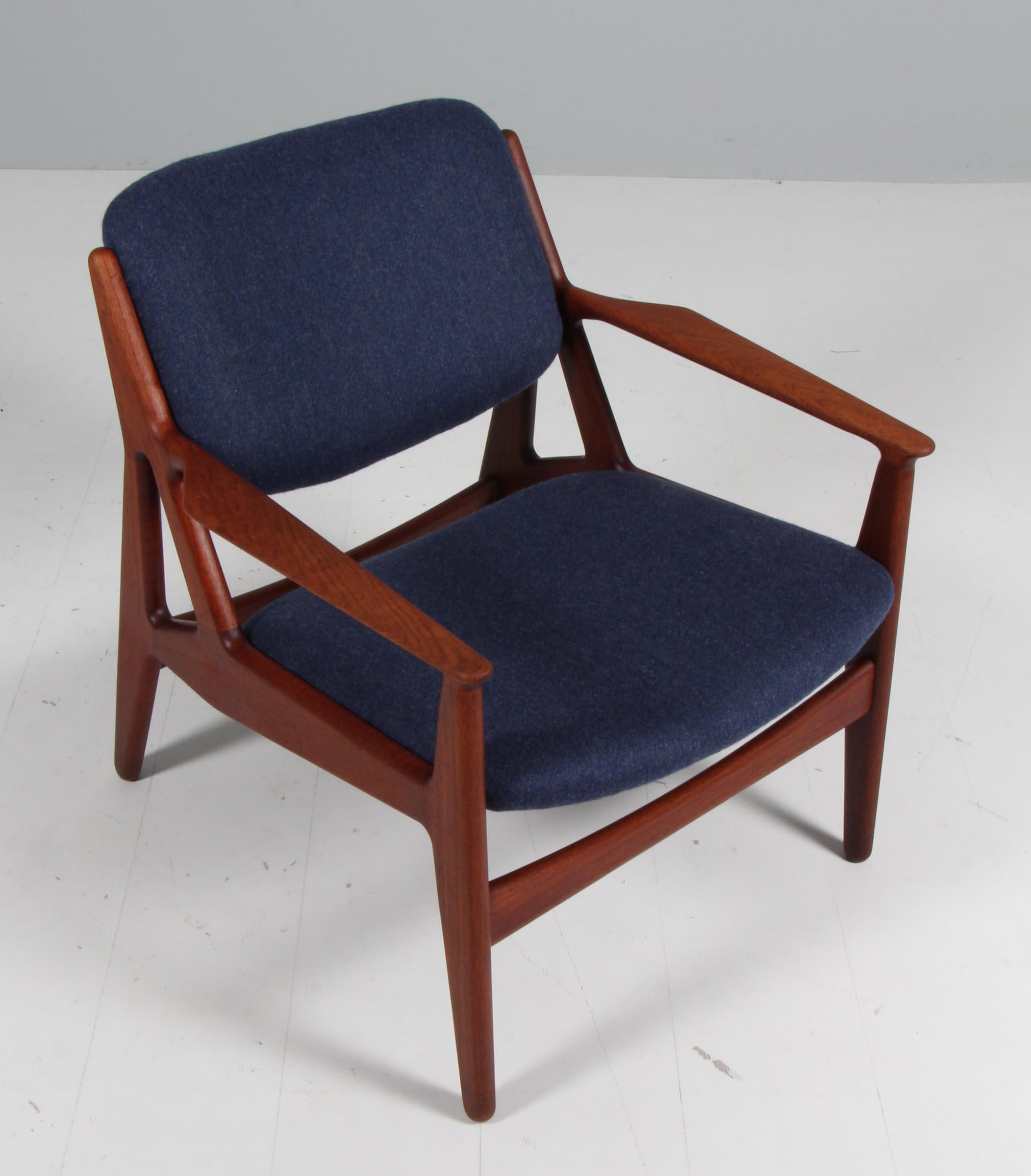 Chaise longue Arne Vodder en teck massif.

Nouveaux coussins rembourrés en laine bleue.

Fabriqué par Vamo.