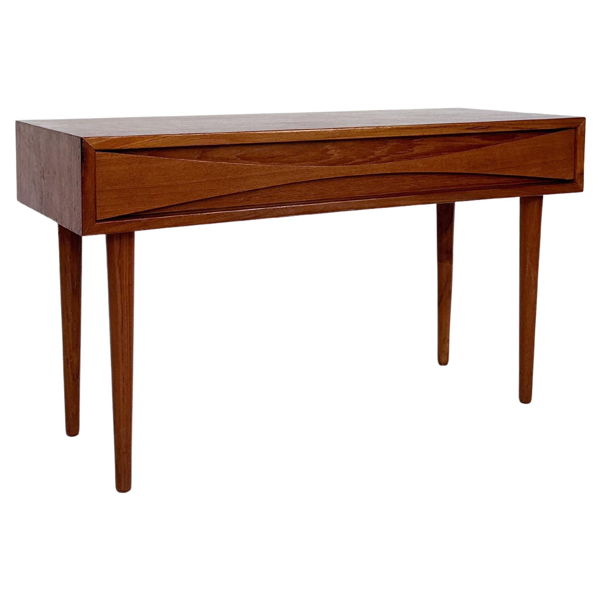 Rare Arne Vodder nightstand or low chest of drawer, made in Denmark by N.C. Möbler in the 1960s.

Made of teak with a drawer lining in oak, remains the original manufacturers sticker. 

Width: 80 cm
Depth: 32 cm
Height: 46 cm

Very good condition