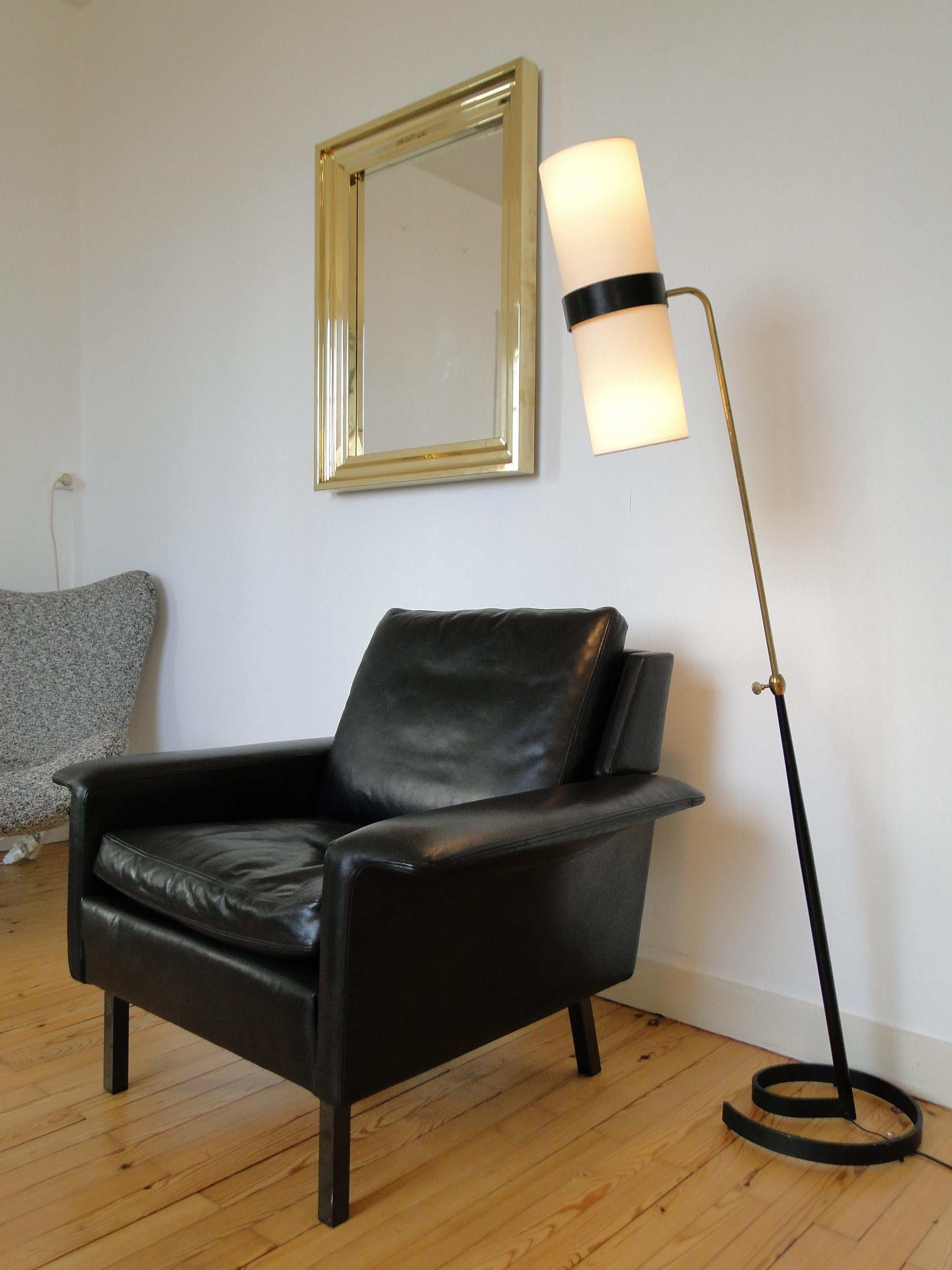Magnifique fauteuil noir des années 1960. Modèle 3330.

Réalisé par Fritz Hansen pour Arne Vodder.

Entièrement remis à neuf avec du cuir pleine fleur de haute qualité.

Pieds en métal.

Très élégant et confortable.