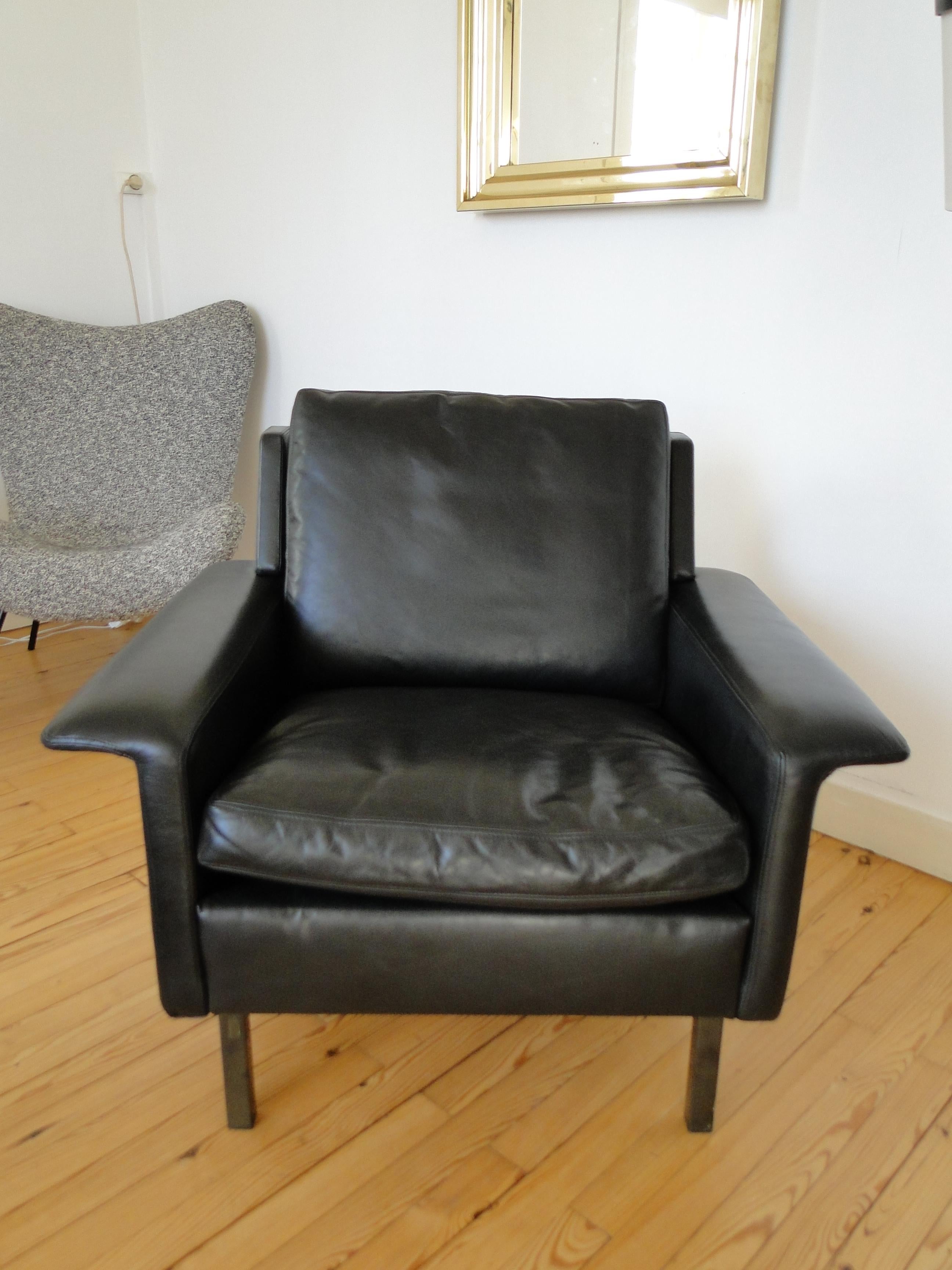 20ième siècle  Fauteuil en cuir noir Arne Vodder fabriqué par Fritz Hansen, Danemark en vente