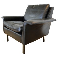  Fauteuil en cuir noir Arne Vodder fabriqué par Fritz Hansen, Danemark