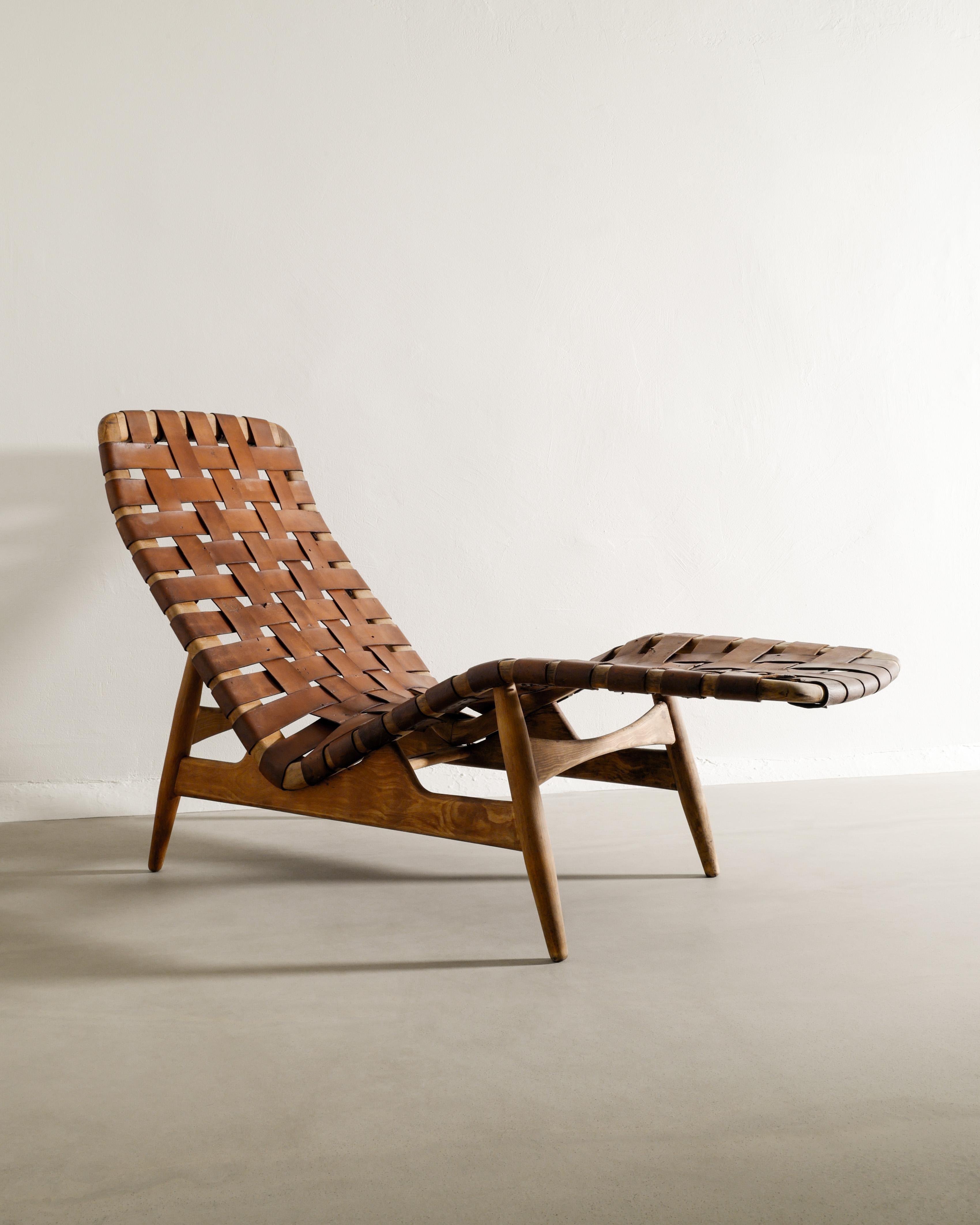 Très rare chaise longue du milieu du siècle en frêne et cuir marron original et patiné par Arne Vodder produite par Bovirke, Danemark années 1950. En bon état d'origine. 

Dimensions : H : 94 cm / 37