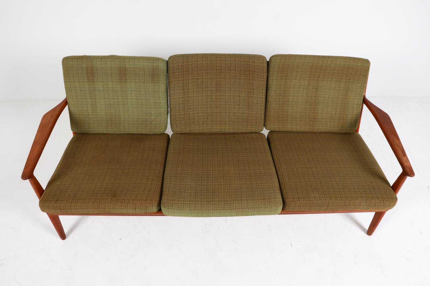 Arne Vodder Canapé en teck danois du milieu du siècle Circa 1960's en vente 6