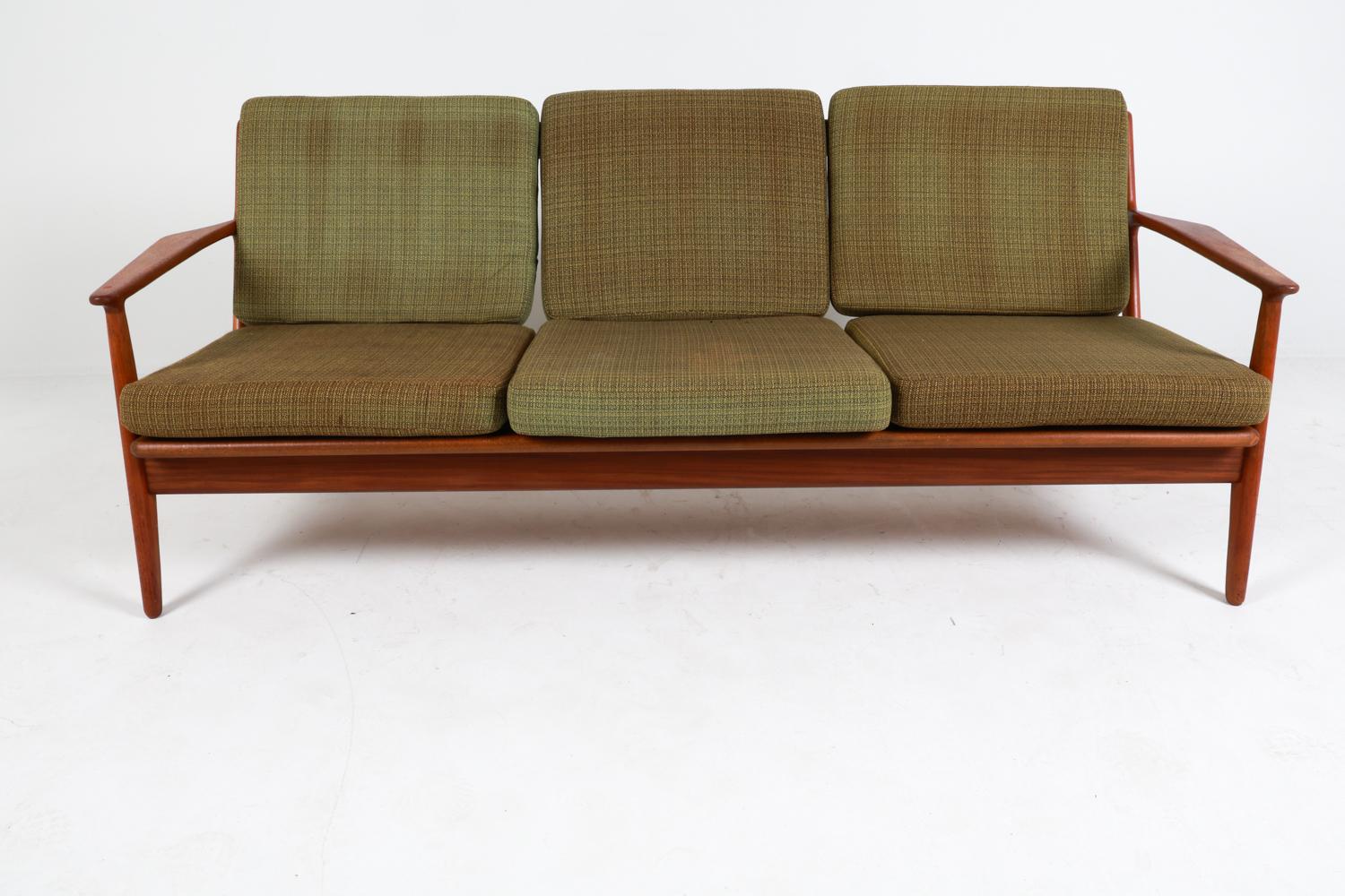 Arne Vodder Canapé en teck danois du milieu du siècle Circa 1960's Bon état - En vente à Norwalk, CT