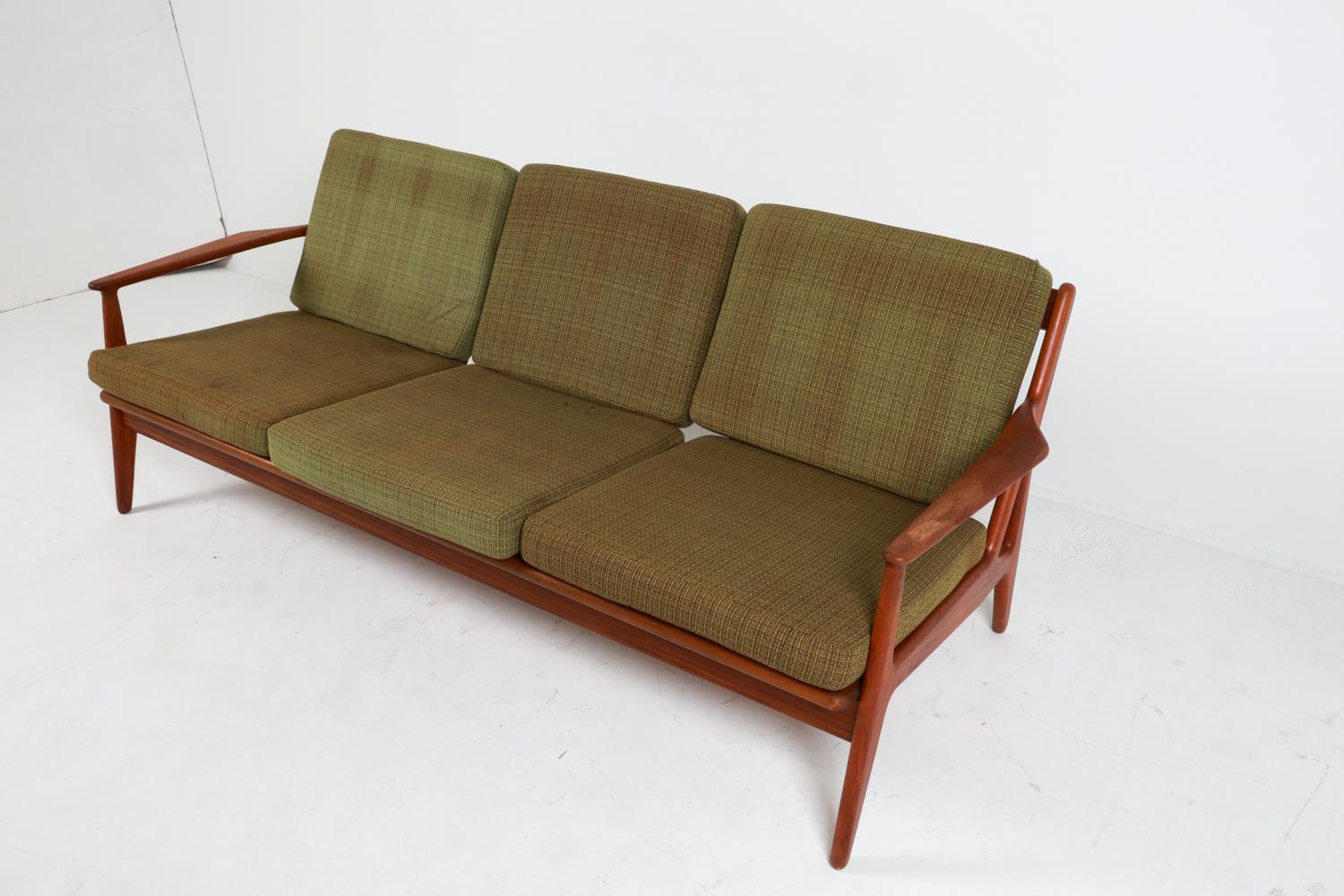 20ième siècle Arne Vodder Canapé en teck danois du milieu du siècle Circa 1960's en vente