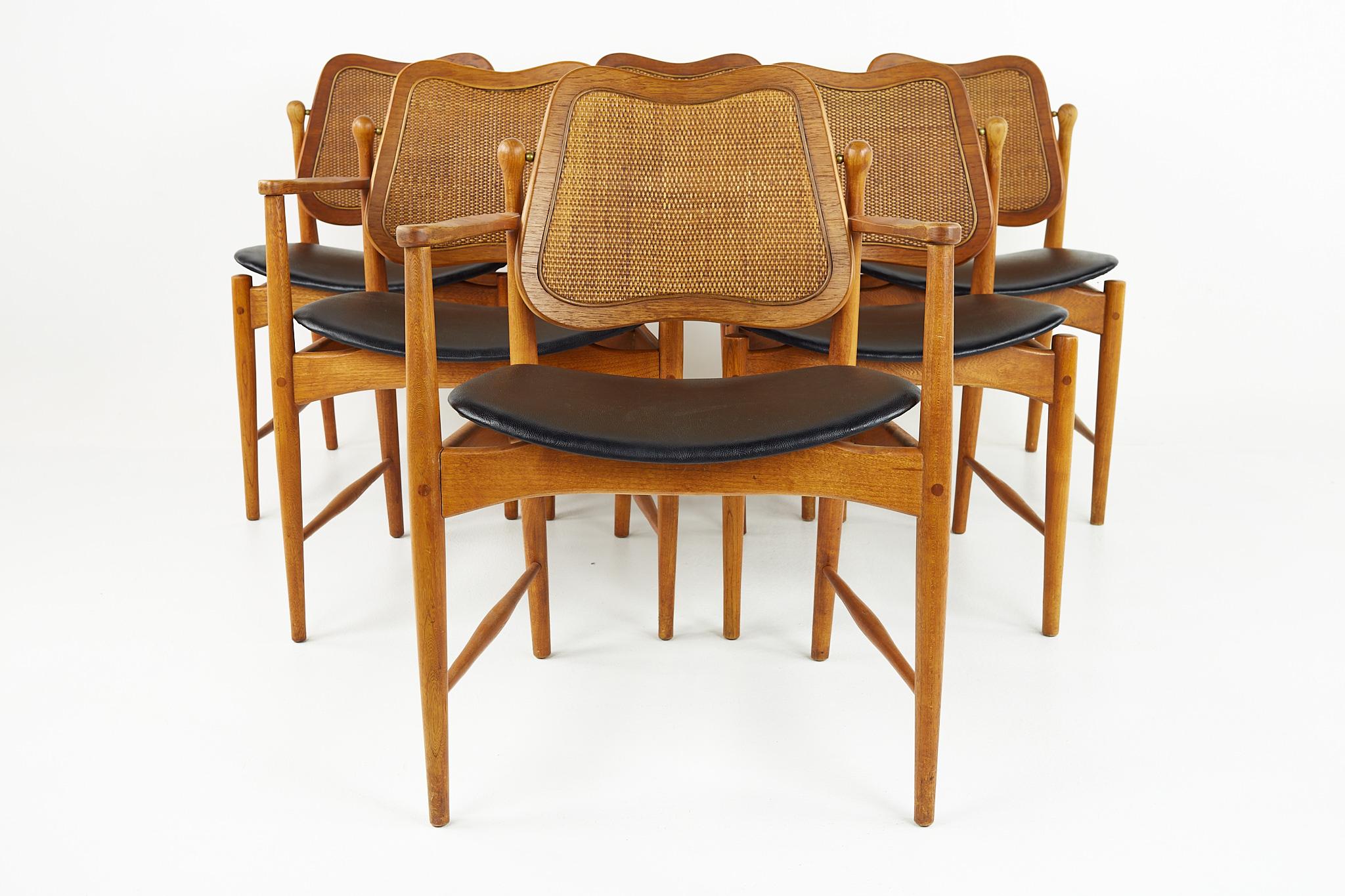 Arne Vodder mid century teak and cane dining chairs - set of 6

Each chair measures: 23.5 wide x 21 deep x 32 high, with a seat height of 19.5 and arm height of 26 inches

?All pieces of furniture can be had in what we call restored vintage