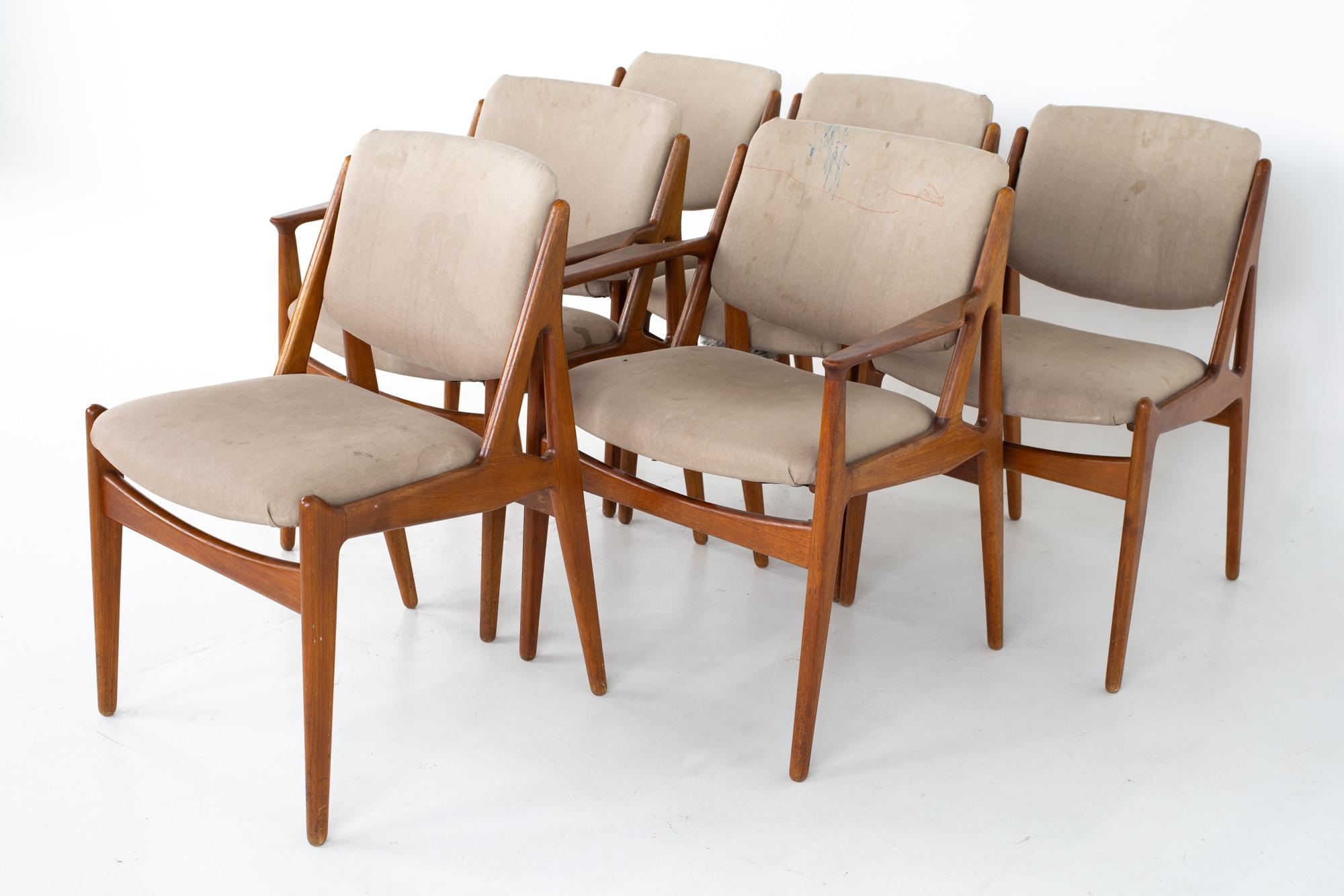 Arne Vodder mid century teak dining chairs - set of 6
Each chair measures: 24 wide x 22 deep x 31 high, with a seat height of 18 inches 

All pieces of furniture can be had in what we call restored vintage condition. That means the piece is
