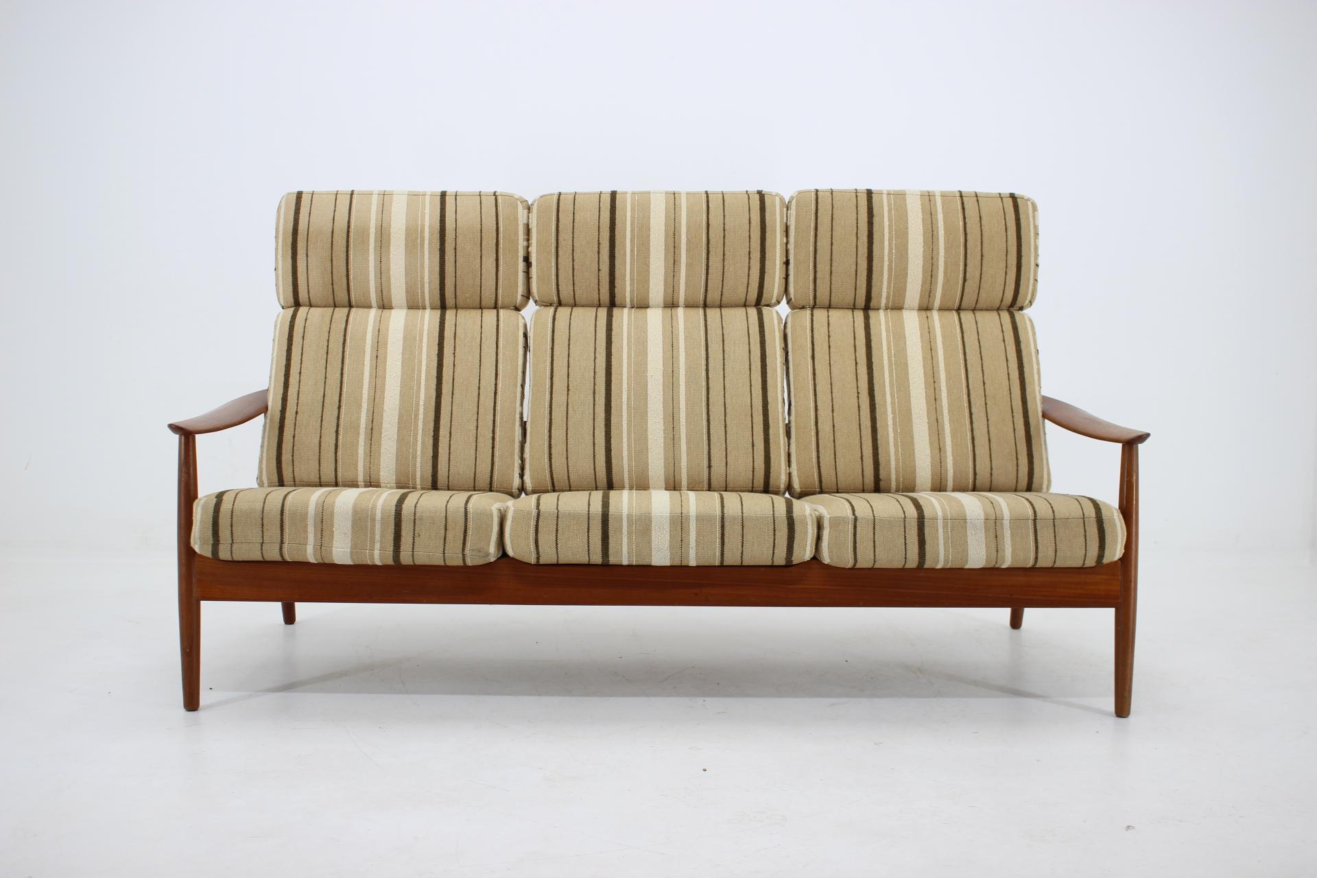 - Teak
- Very elegant and comfortable
- Marked
- High back.