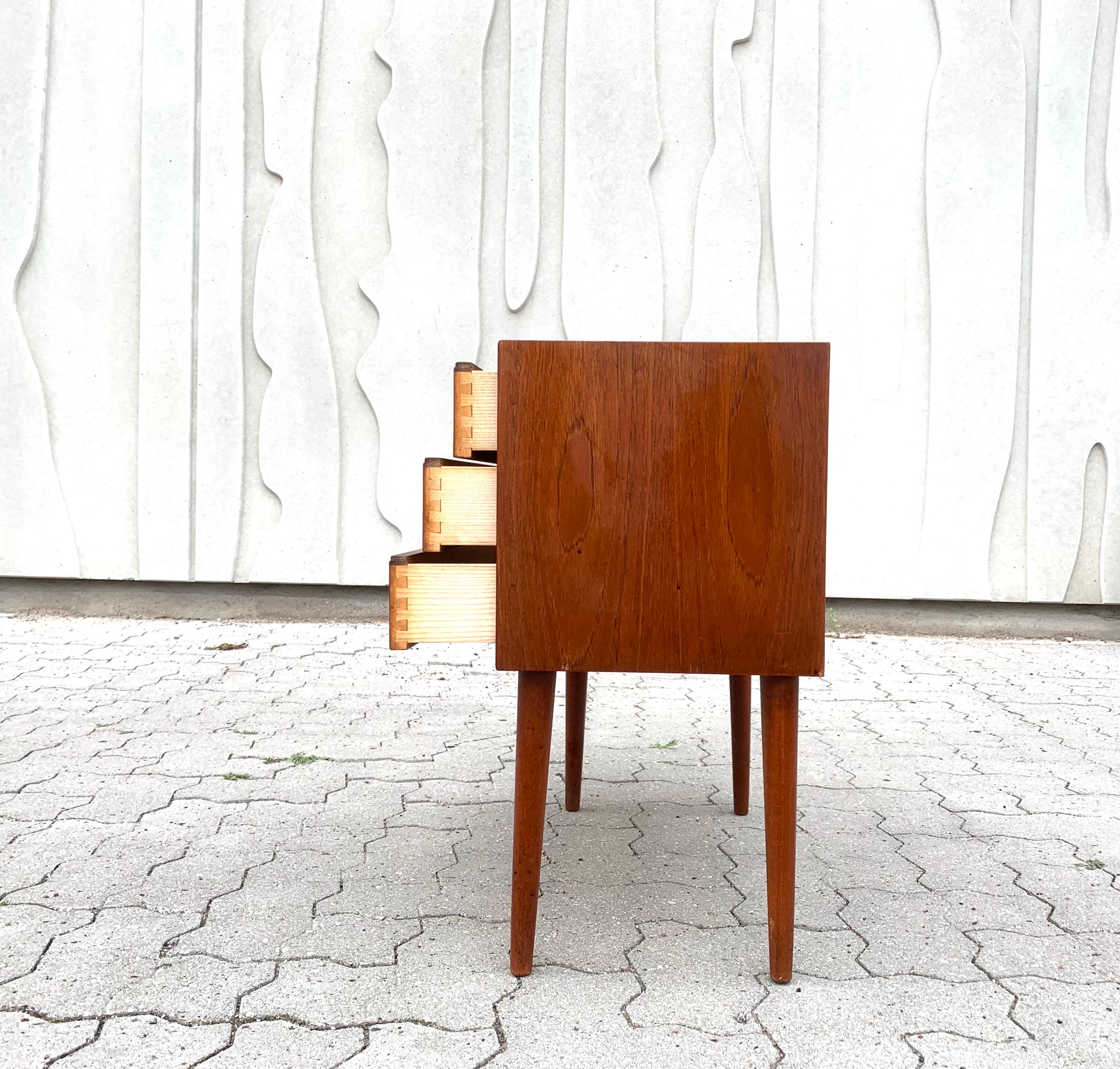 Small chest of drawers made of teak by Arne Vodder, Denmark, 1960s.



The full-size with legs:
D 30, W 60 H 59 cm
(the legs will come off during shipping).


  
