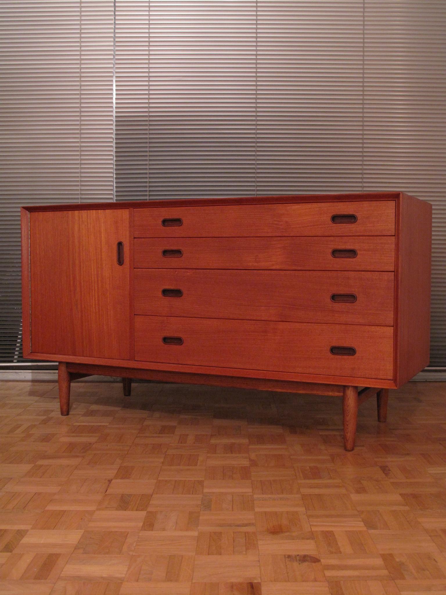 Arne Vodder Model 10 Teak and Oak Sideboard for Sibast 2