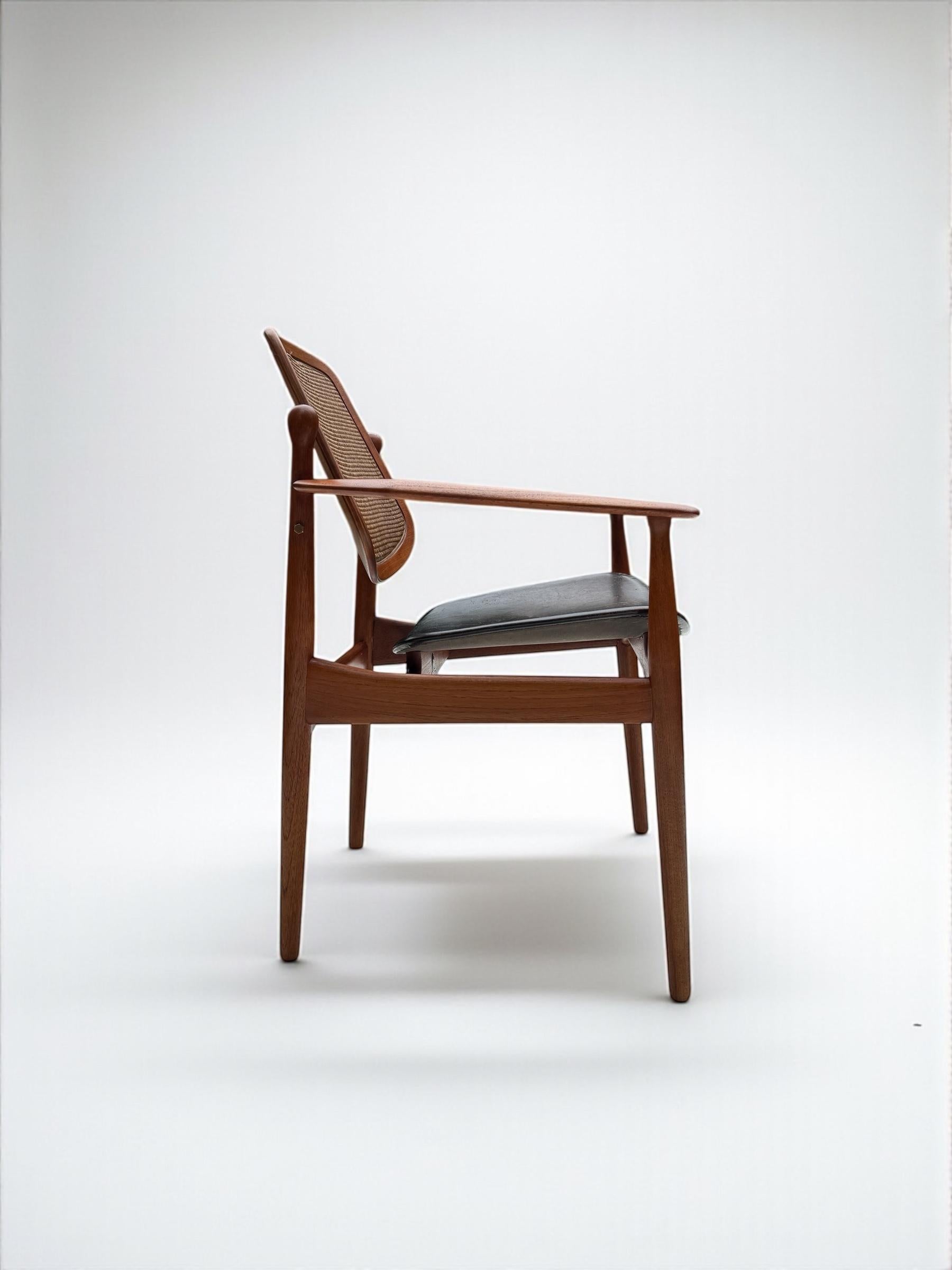 Arne Vodder introduces a rattan infilled Teak frame backrest as a charming departure from the 184/L model also in stock in our inventory, we feel this intervention adds appealing finesse to the chair and a further aesthetic interest. With a back