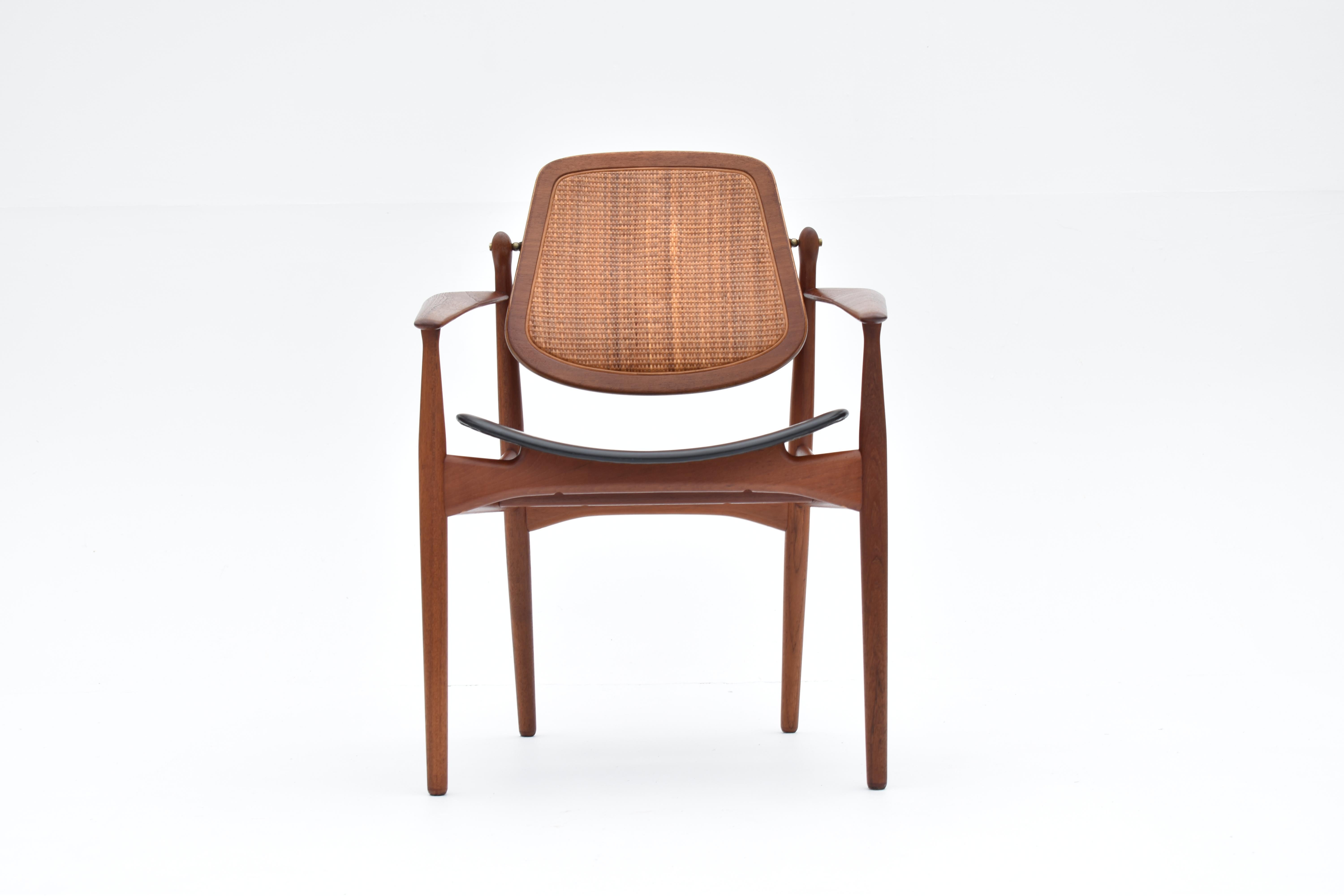 	

Ein herausragender Entwurf des dänischen Architekten Arne Vooder für France & Son, Dänemark.

Dieser Stuhl, einer unserer Lieblingsentwürfe, ist eine Studie der Eleganz aus jedem Blickwinkel. Gefertigt aus einer sehr durchdachten Kombination von