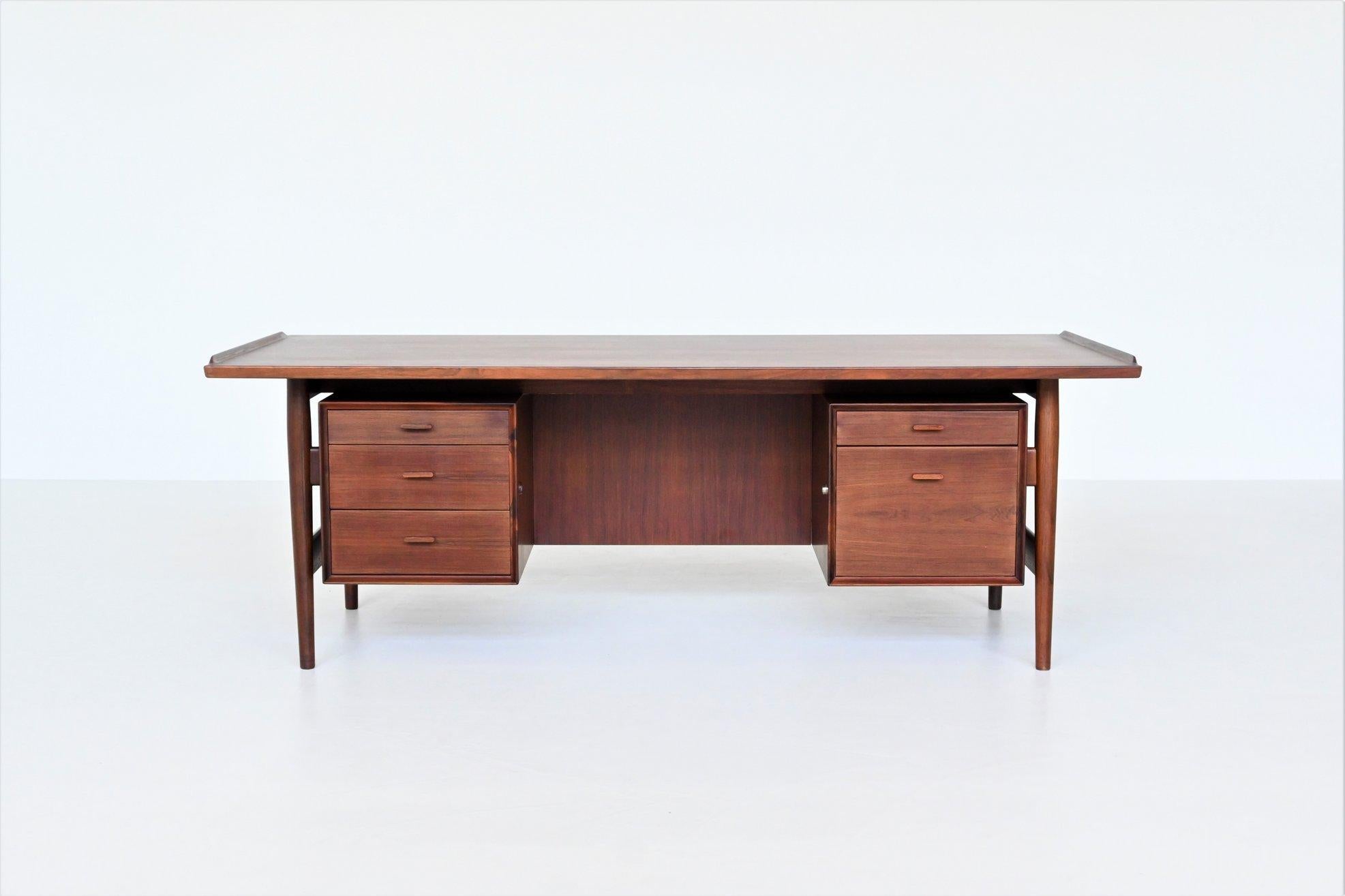Iconic executive desk with return from the “200 series” designed by Arne Vodder; one of the best designers Denmark has known and it is manufactured by Sibast Furniture, Denmark 1960. This luxurious desk features a lot of storage space with two big